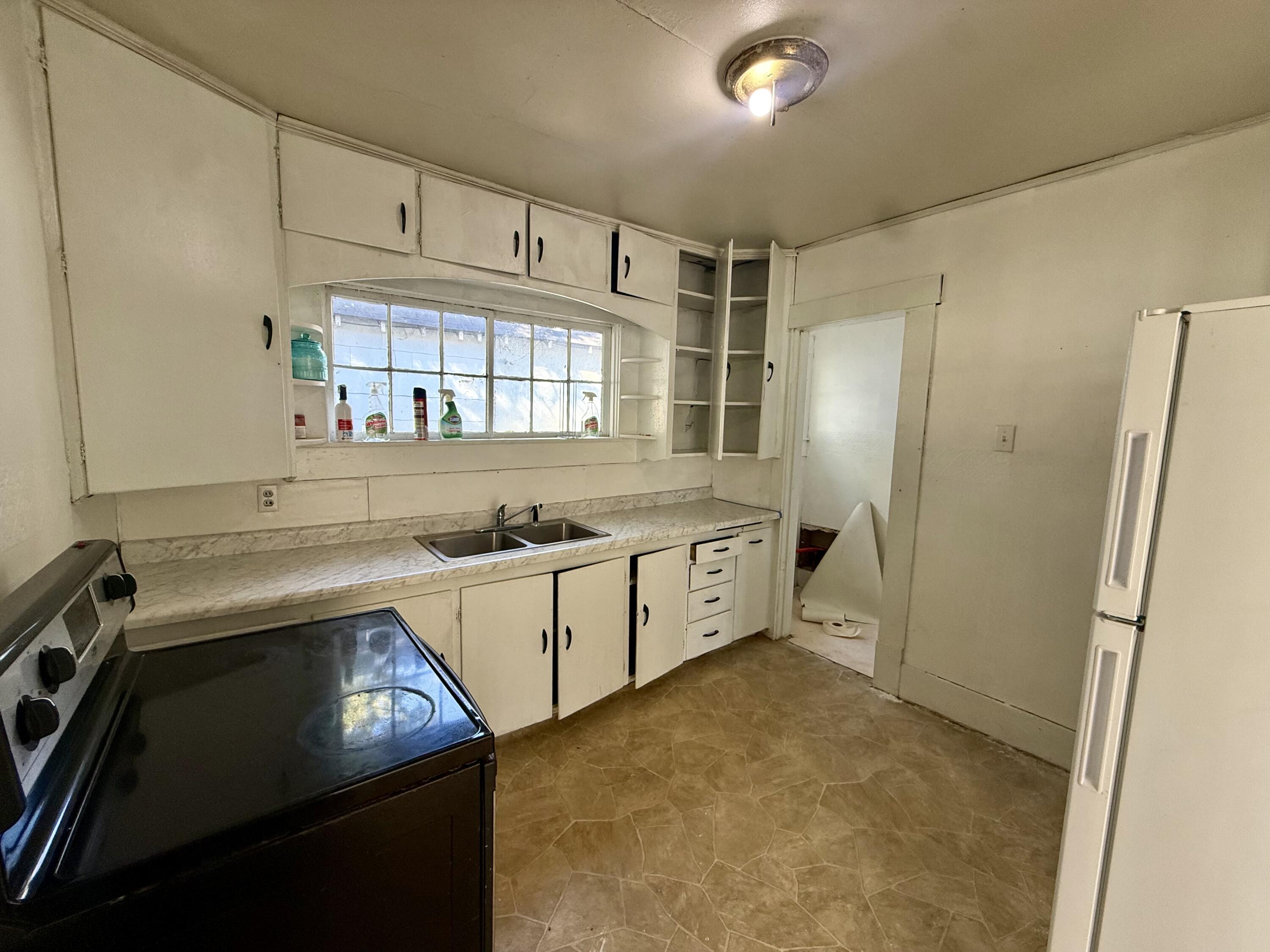 319 North Grand Avenue Property Photo 5