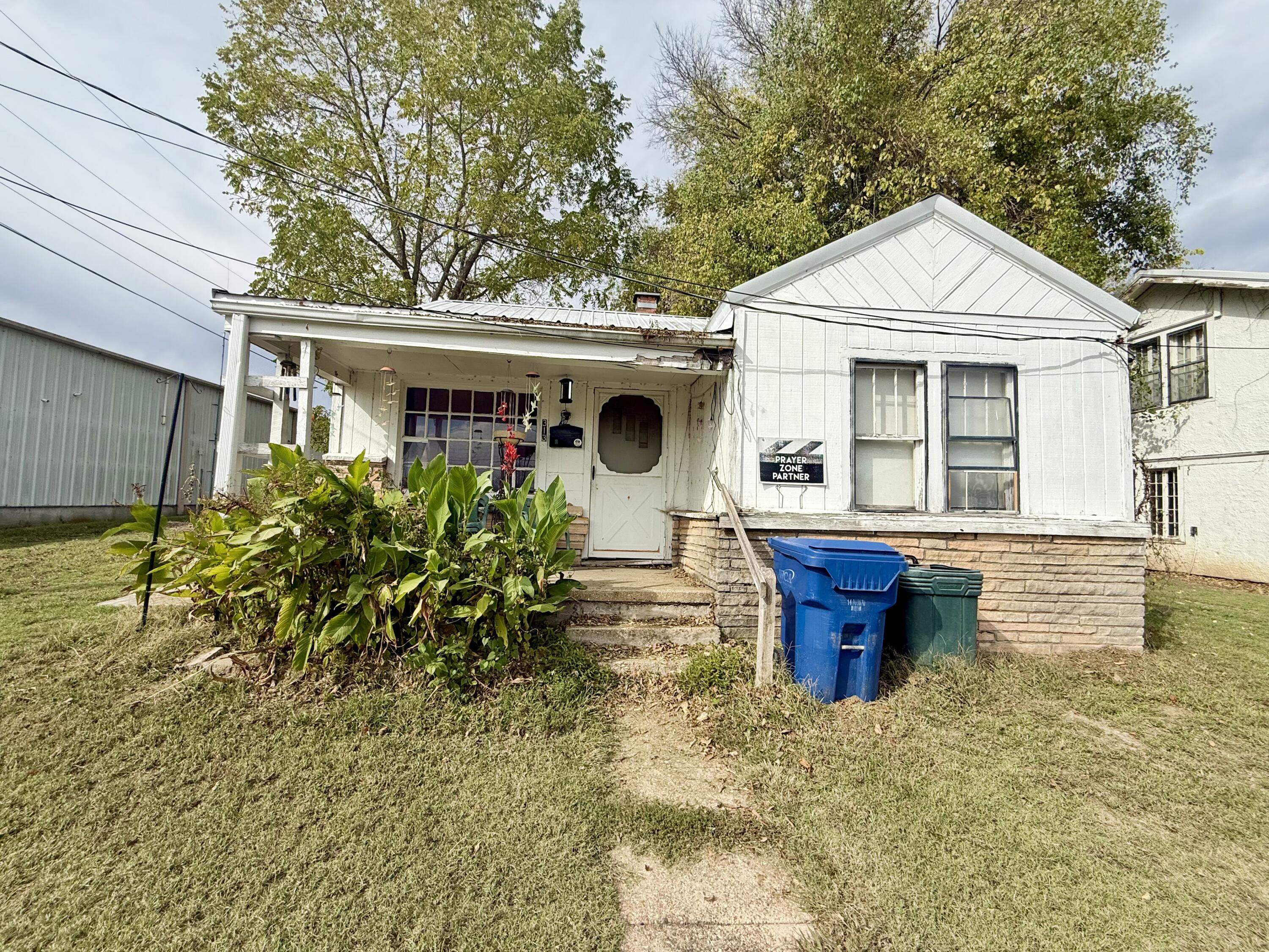 319 North Grand Avenue Property Photo 17