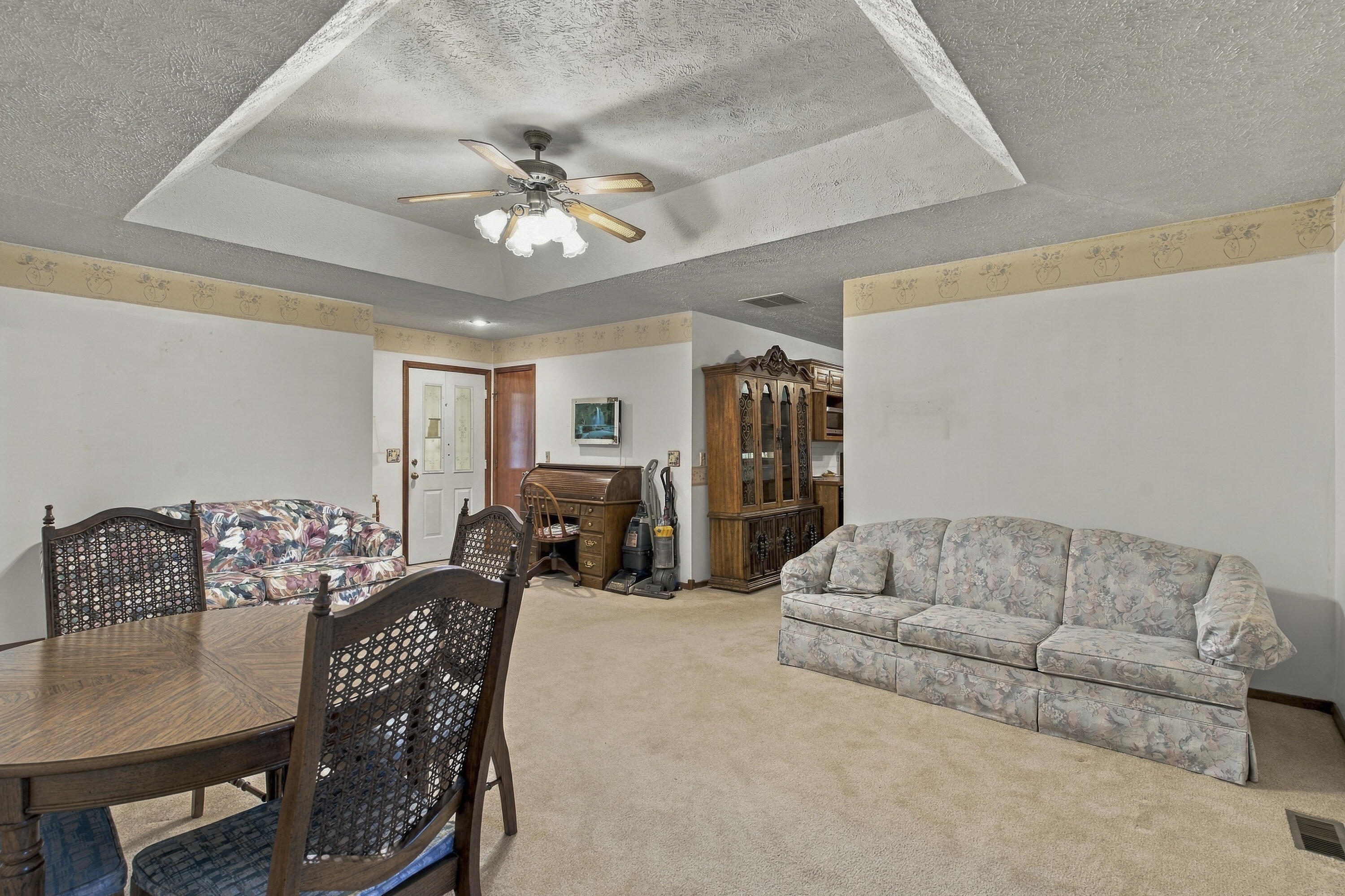 417 South Suburban Avenue Property Photo 8