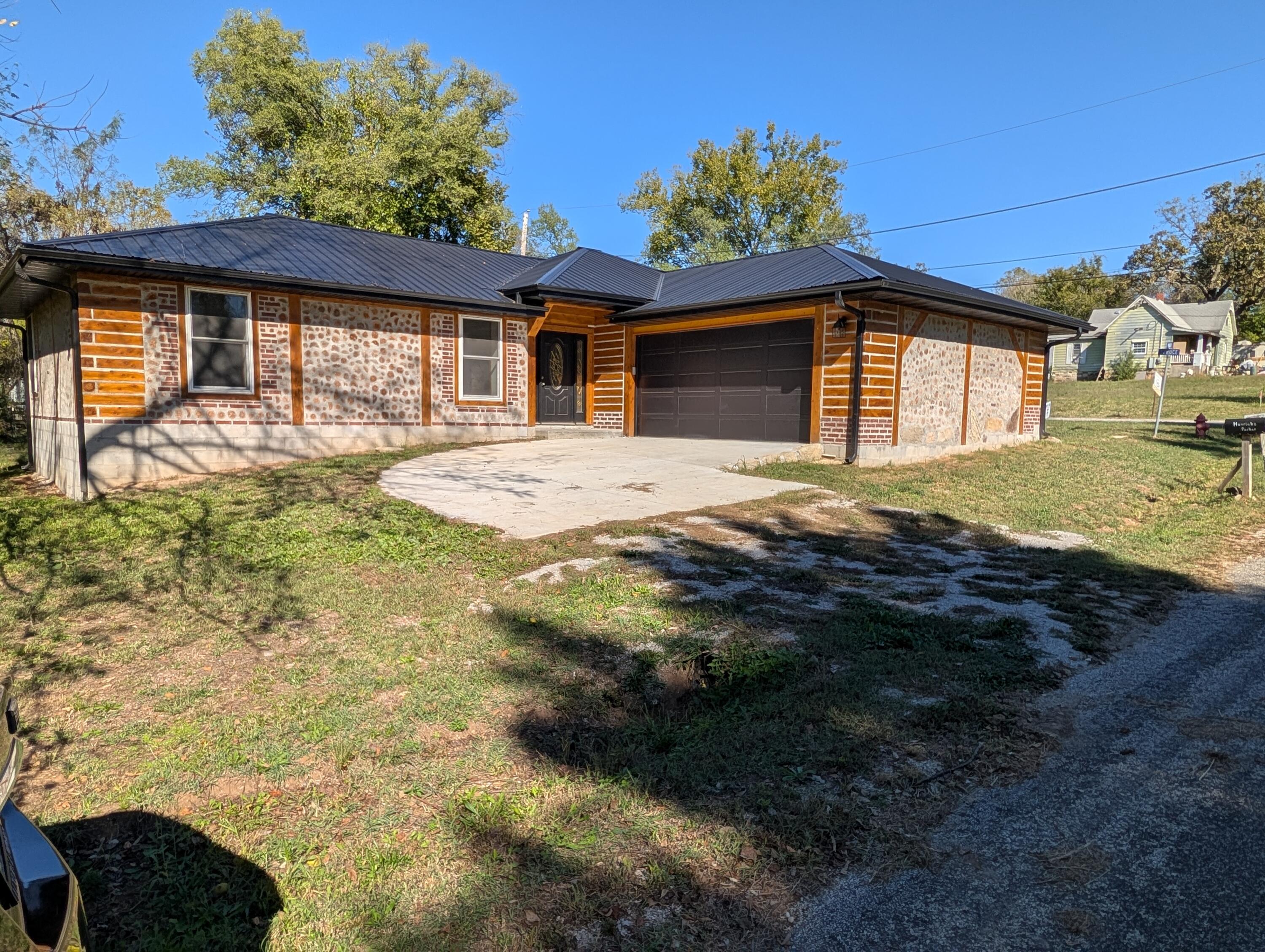 613 East Main Street Property Photo 1