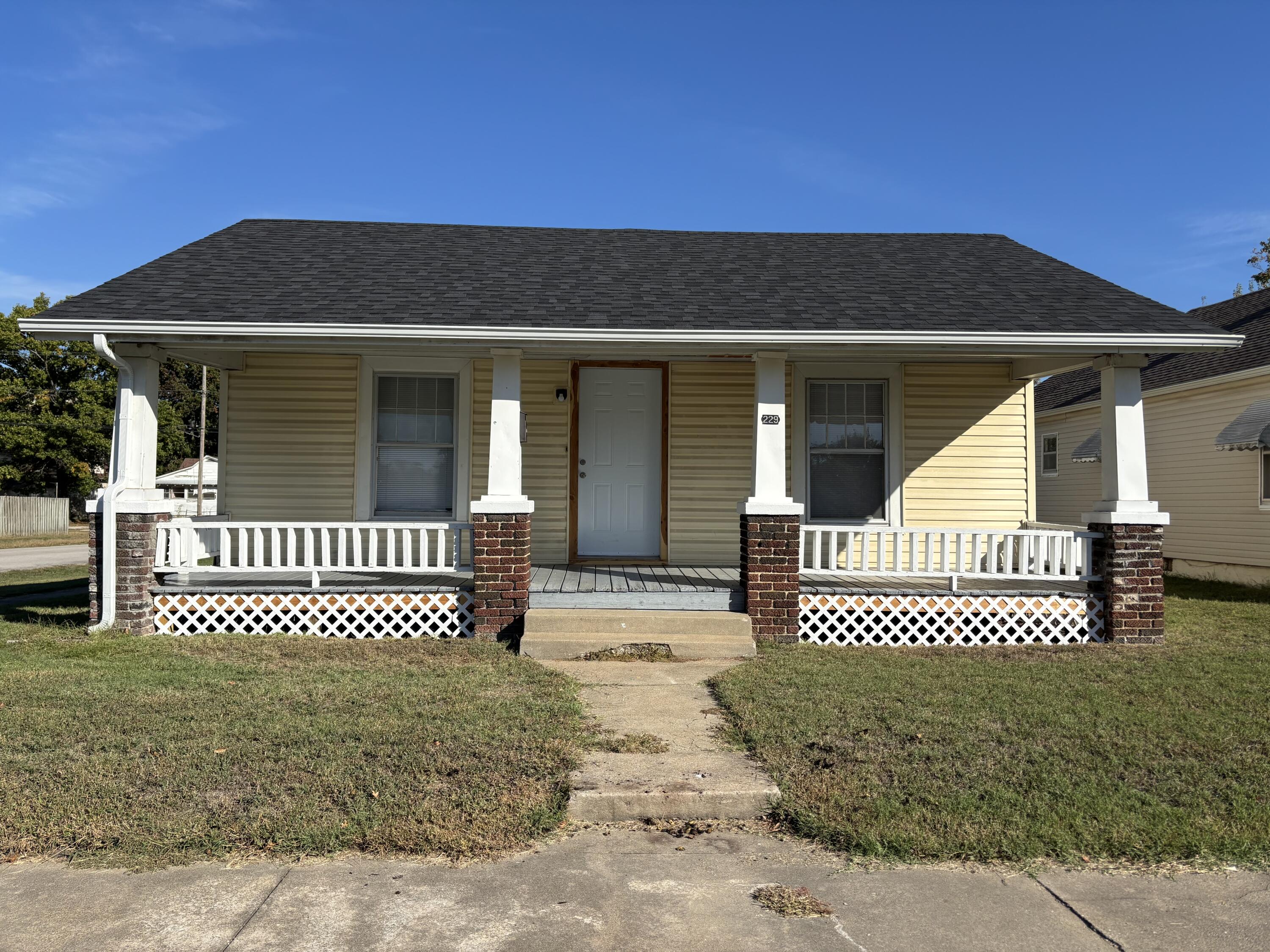 229 West College Street Property Photo 1