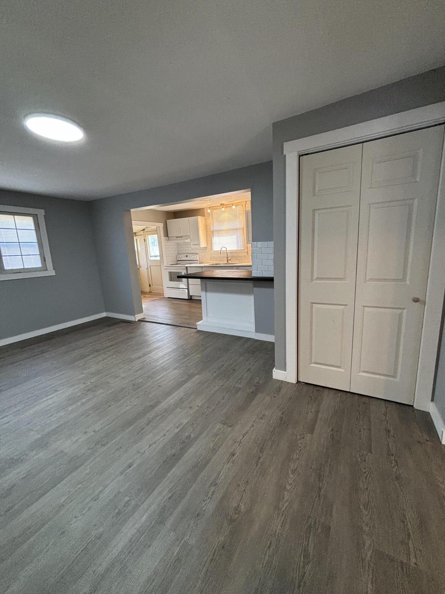 229 West College Street Property Photo 4