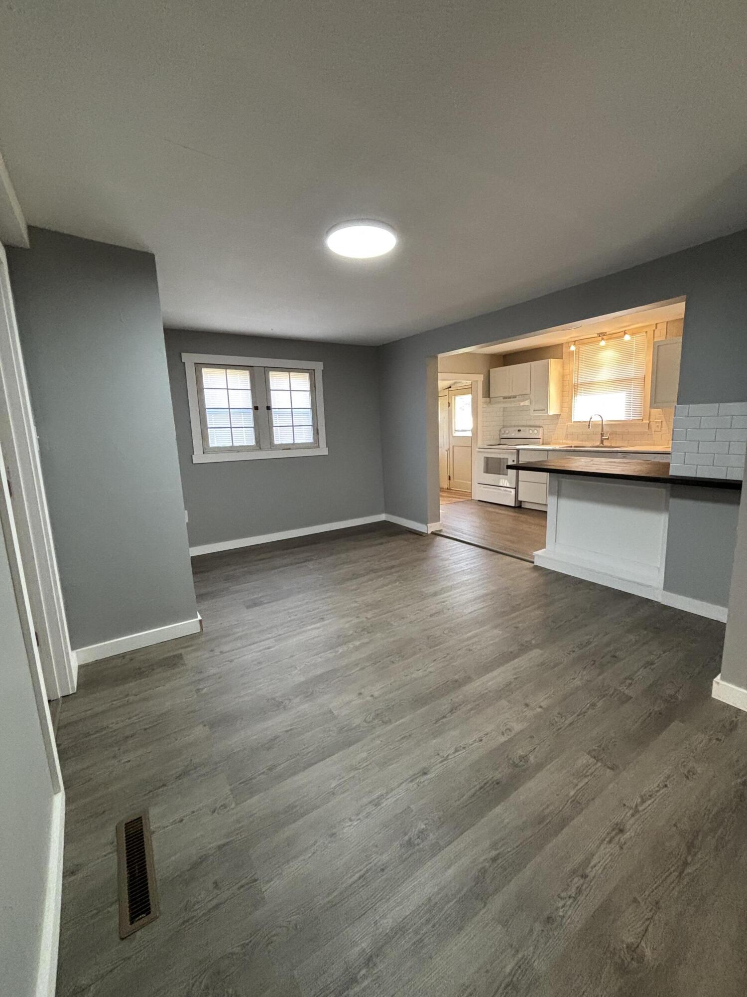 229 West College Street Property Photo 5