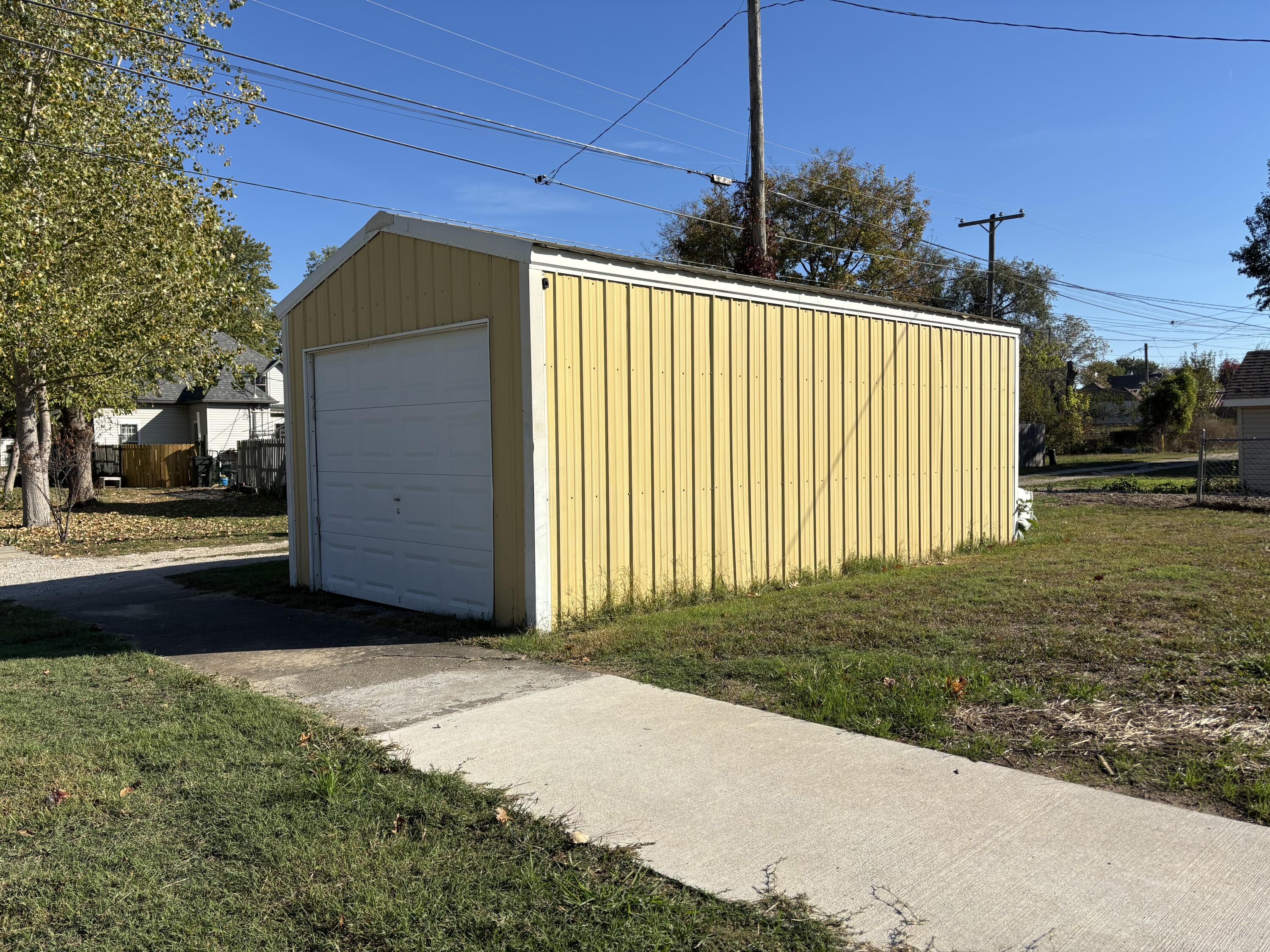229 West College Street Property Photo 19