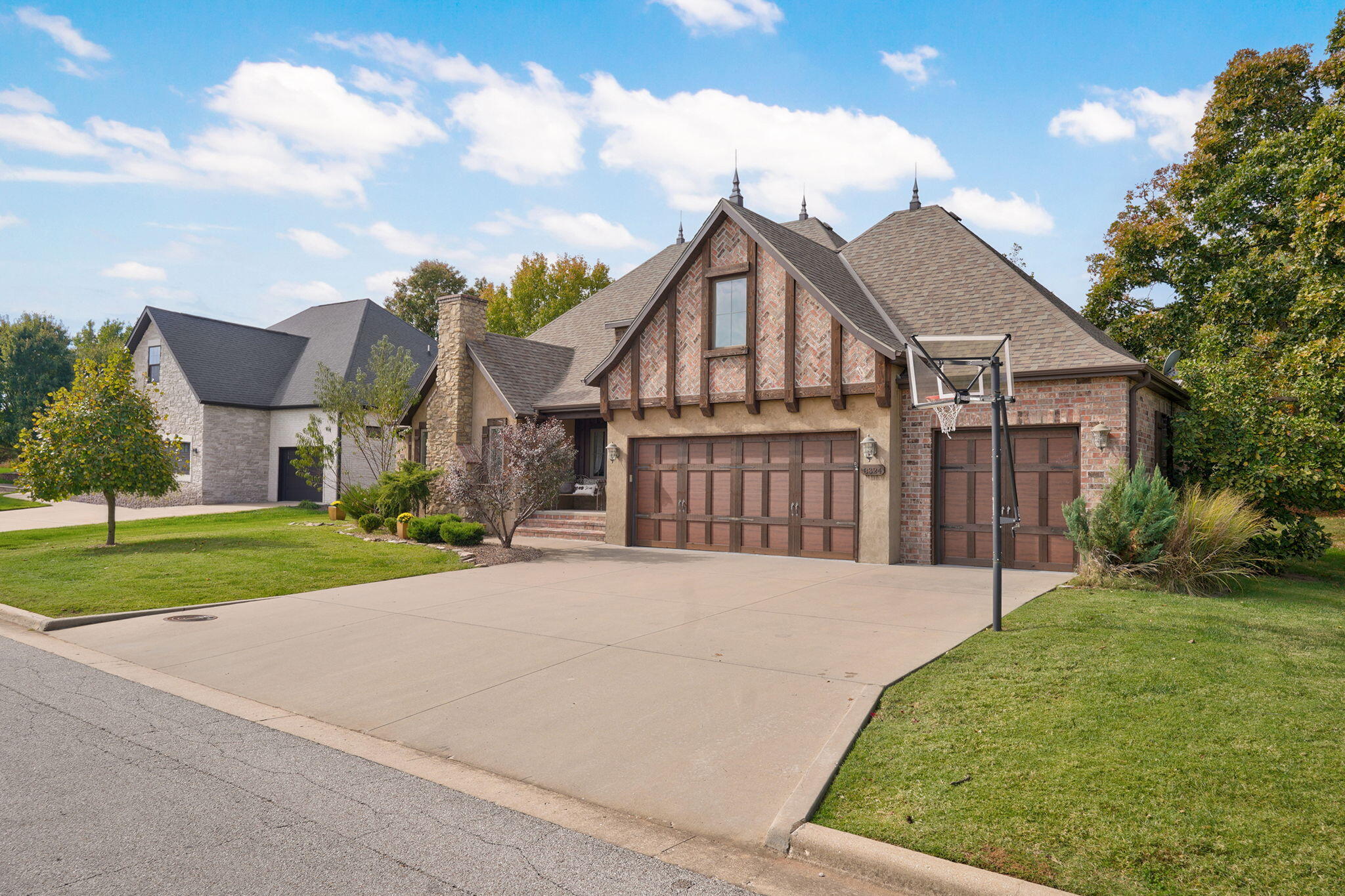 8324 Rolling Hills Drive Property Photo 3