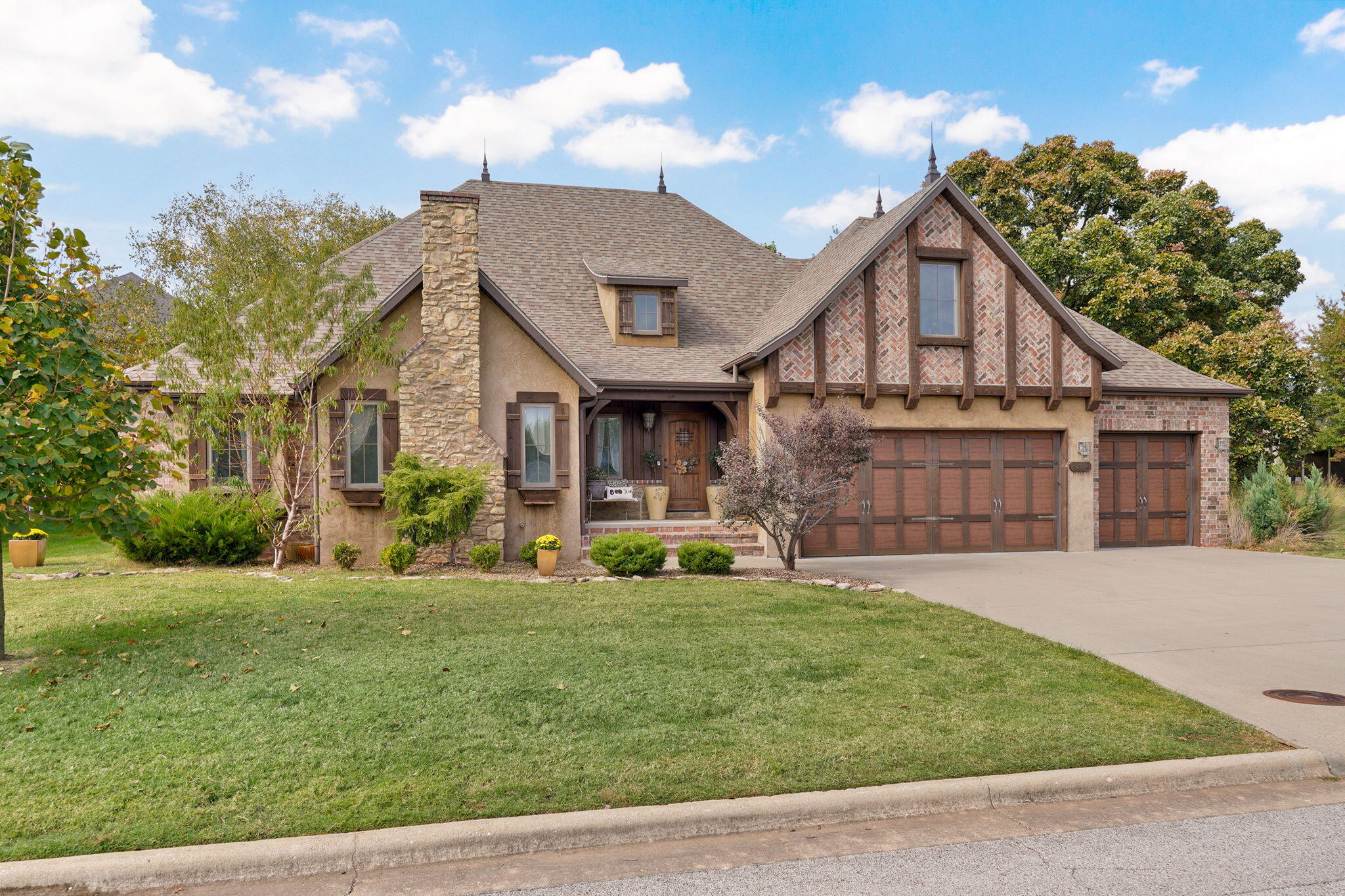 8324 Rolling Hills Drive Property Photo 4