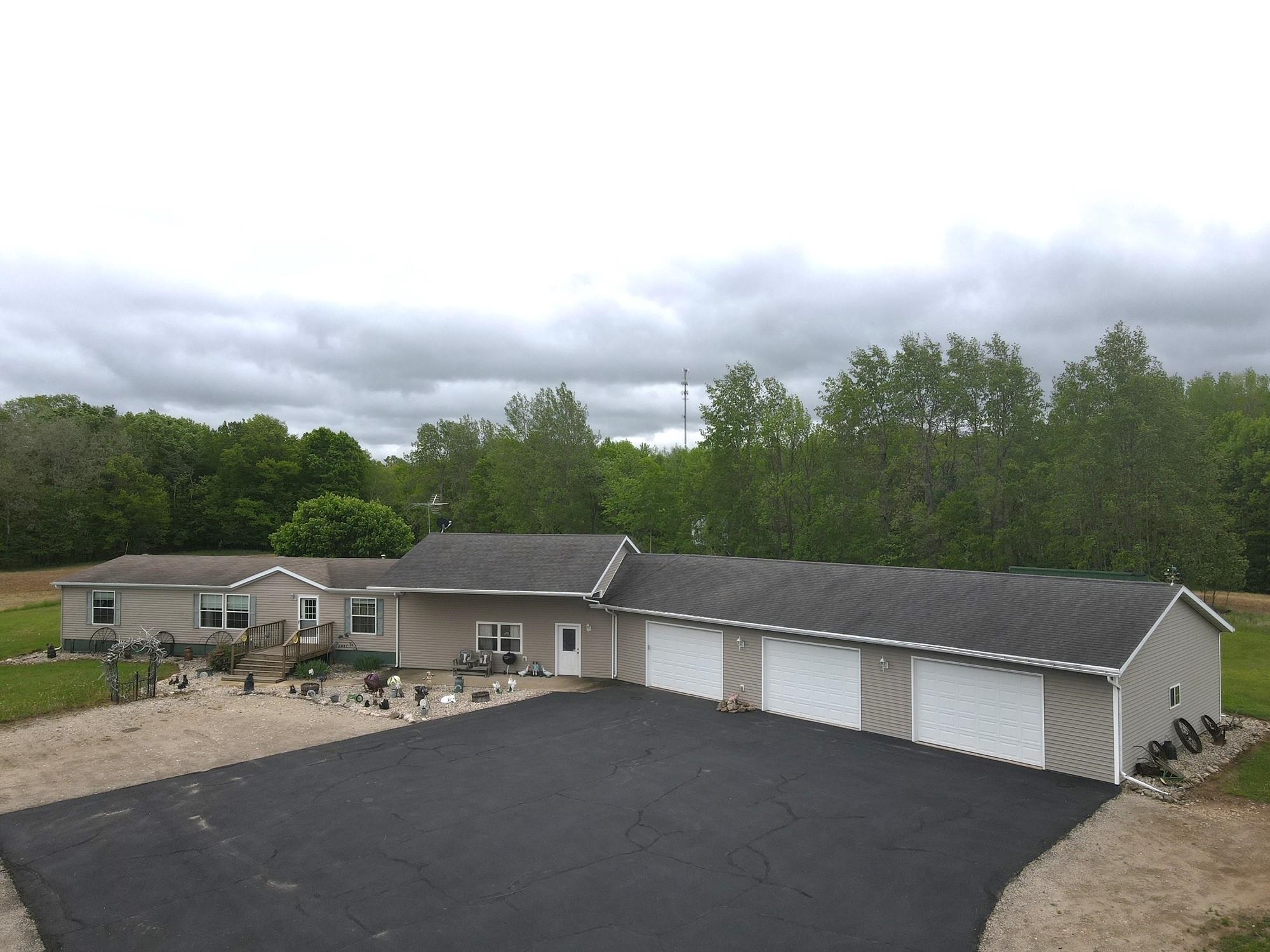 9155 Lee Lake Road Property Photo 1