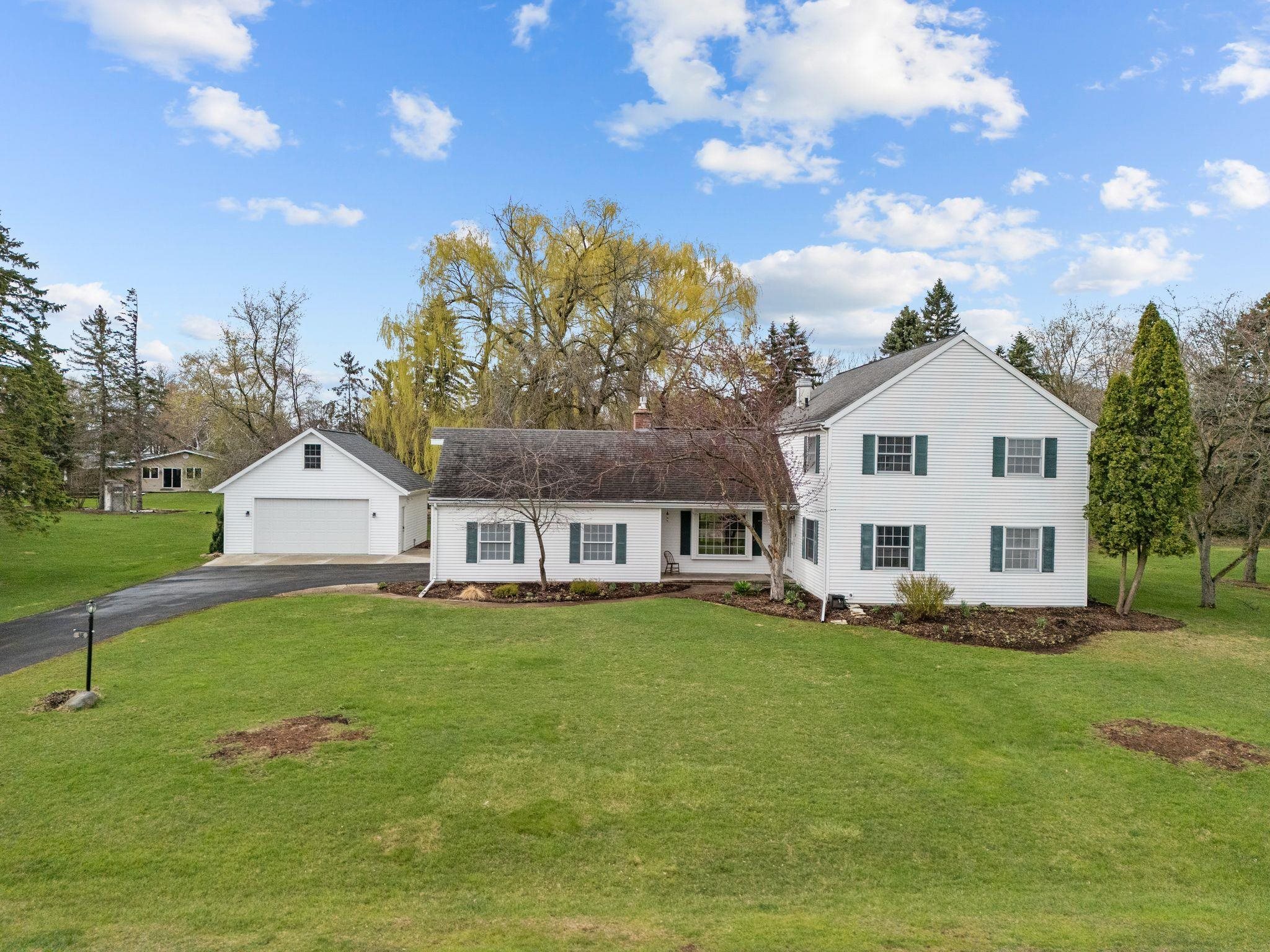 38 MEADOWBROOK Court Property Photo 1