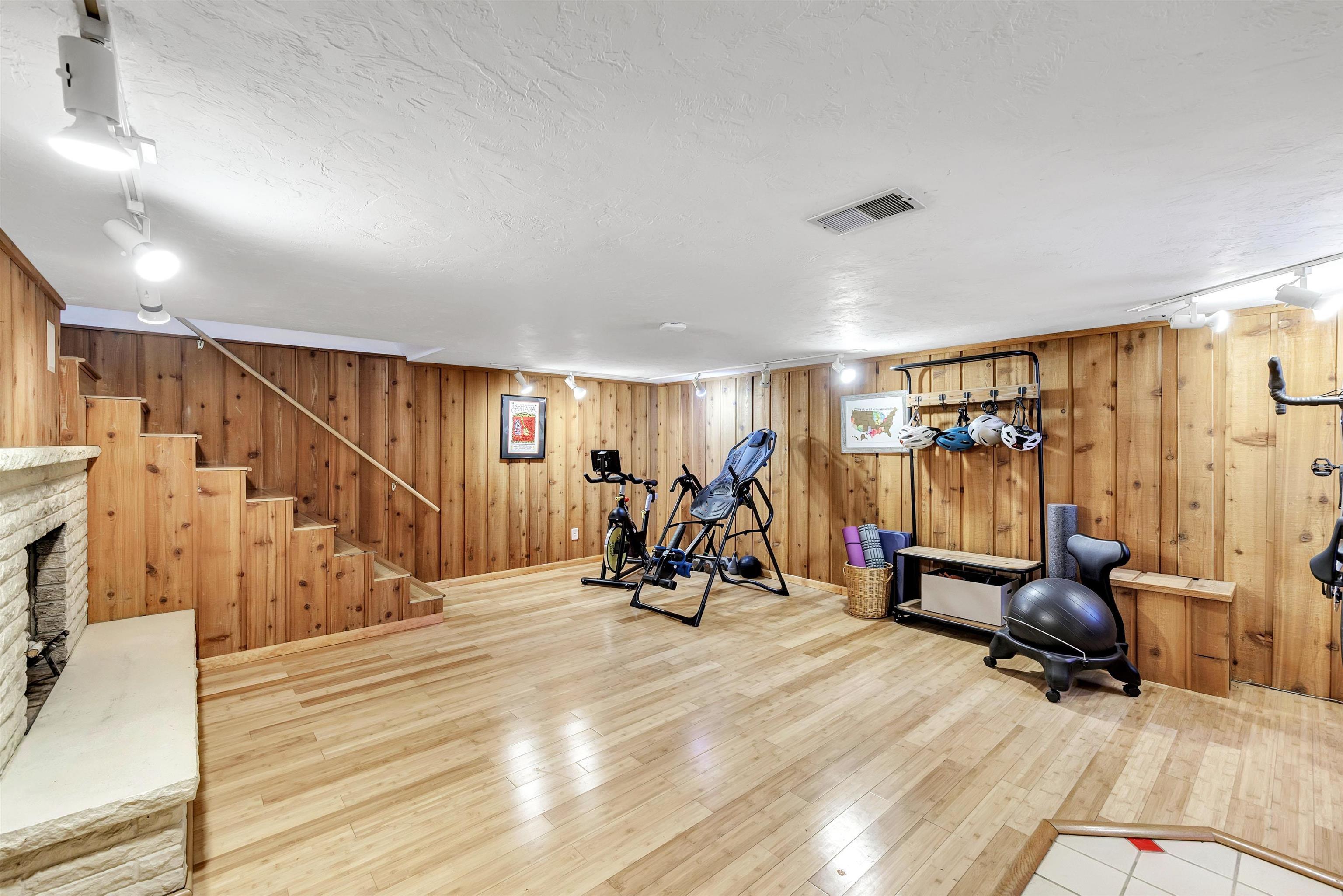 748 Laverne Drive Property Photo 25
