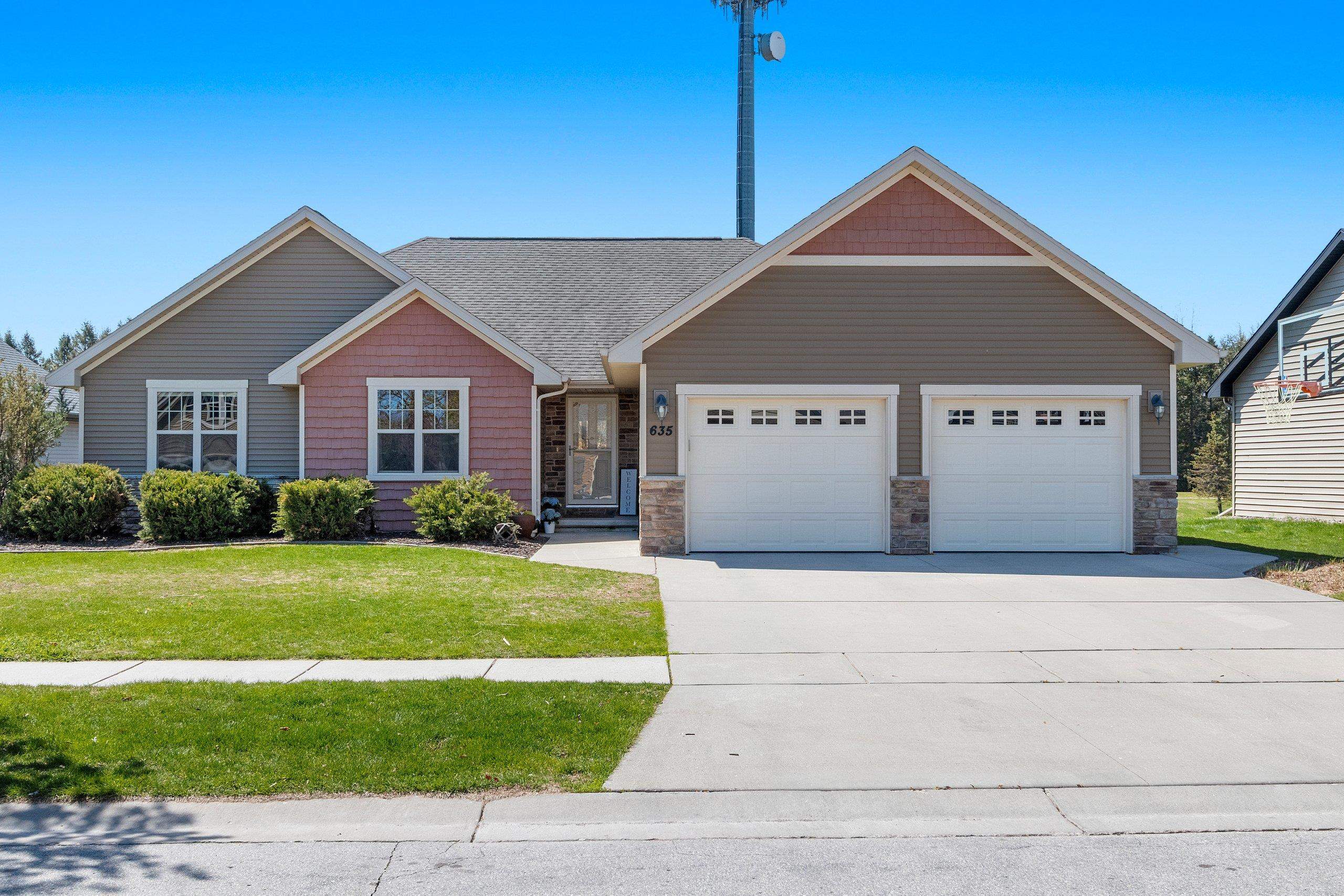 635 PEBBLESTONE Circle Property Photo 1