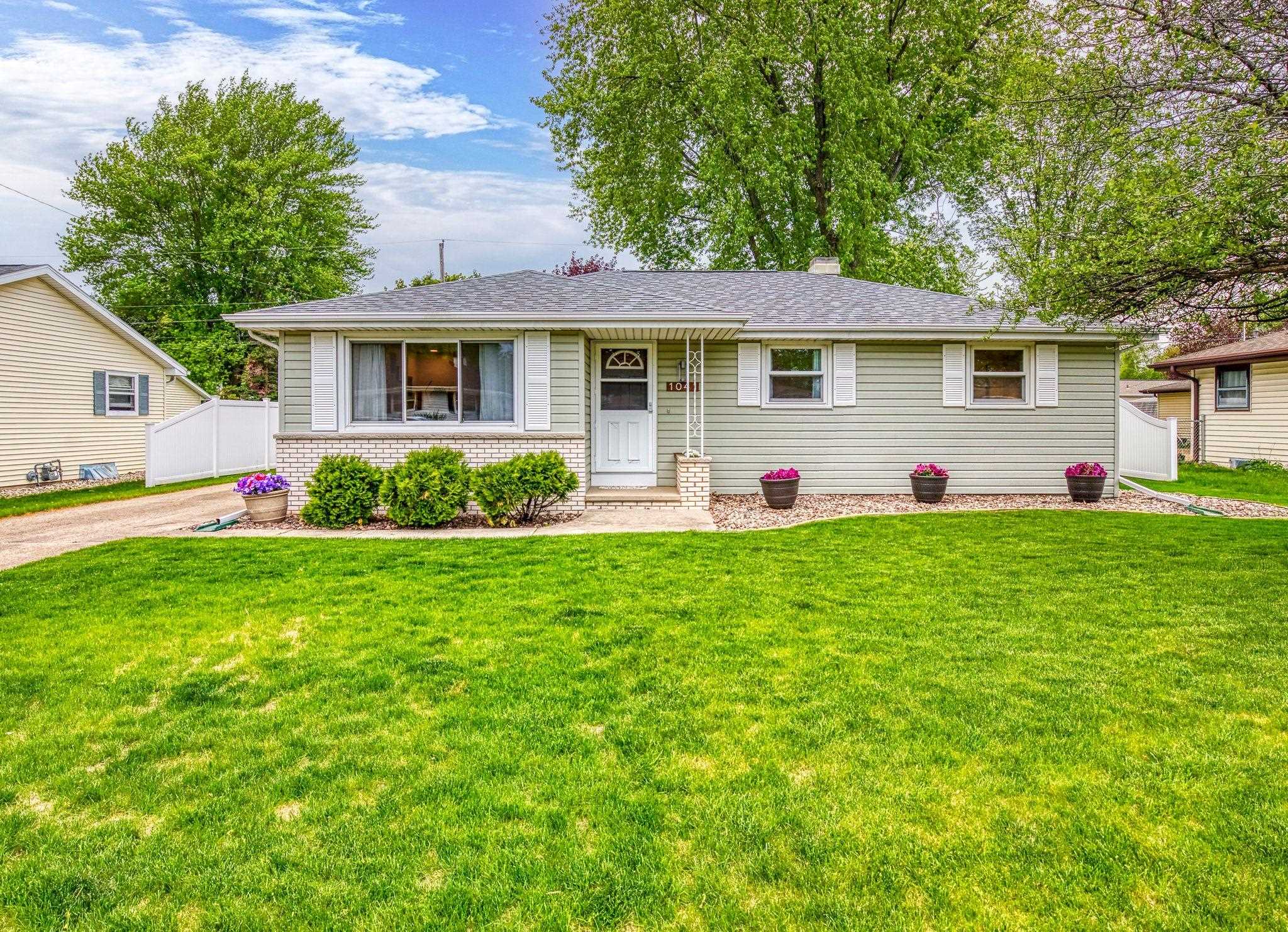 1041 HONEYSUCKLE Lane Property Photo 1