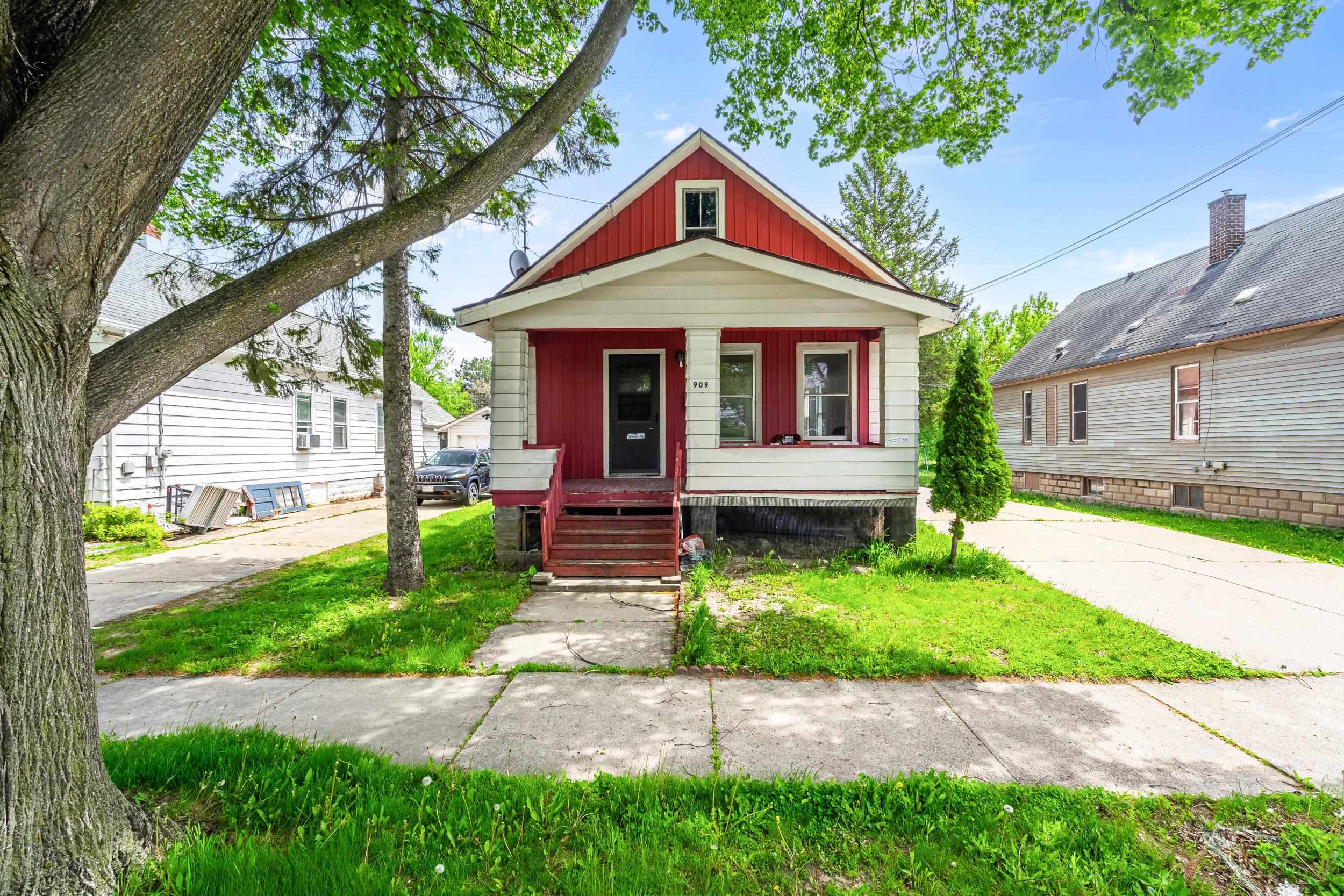 909 S OAKLAND Avenue Property Photo 1