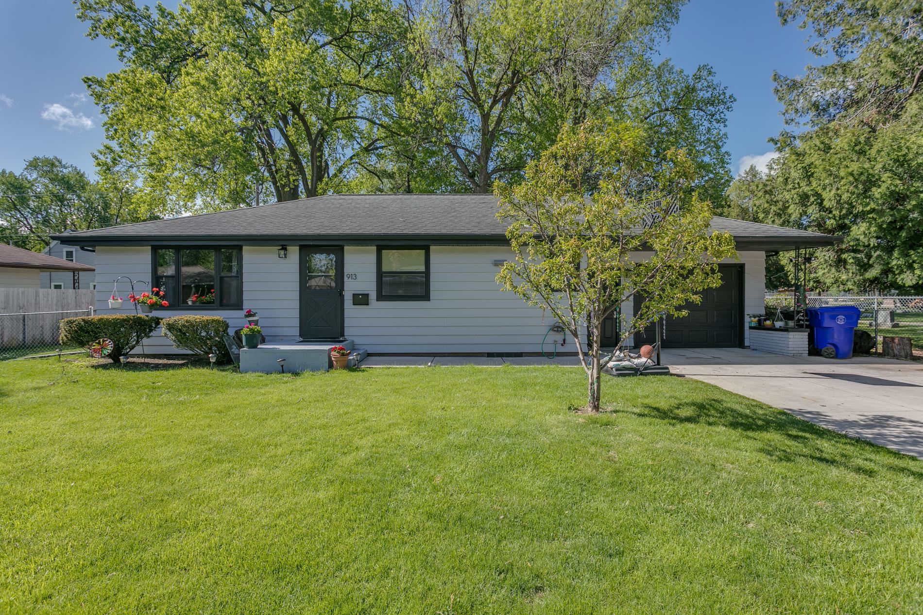 913 E WOODLAND Avenue Property Photo 1