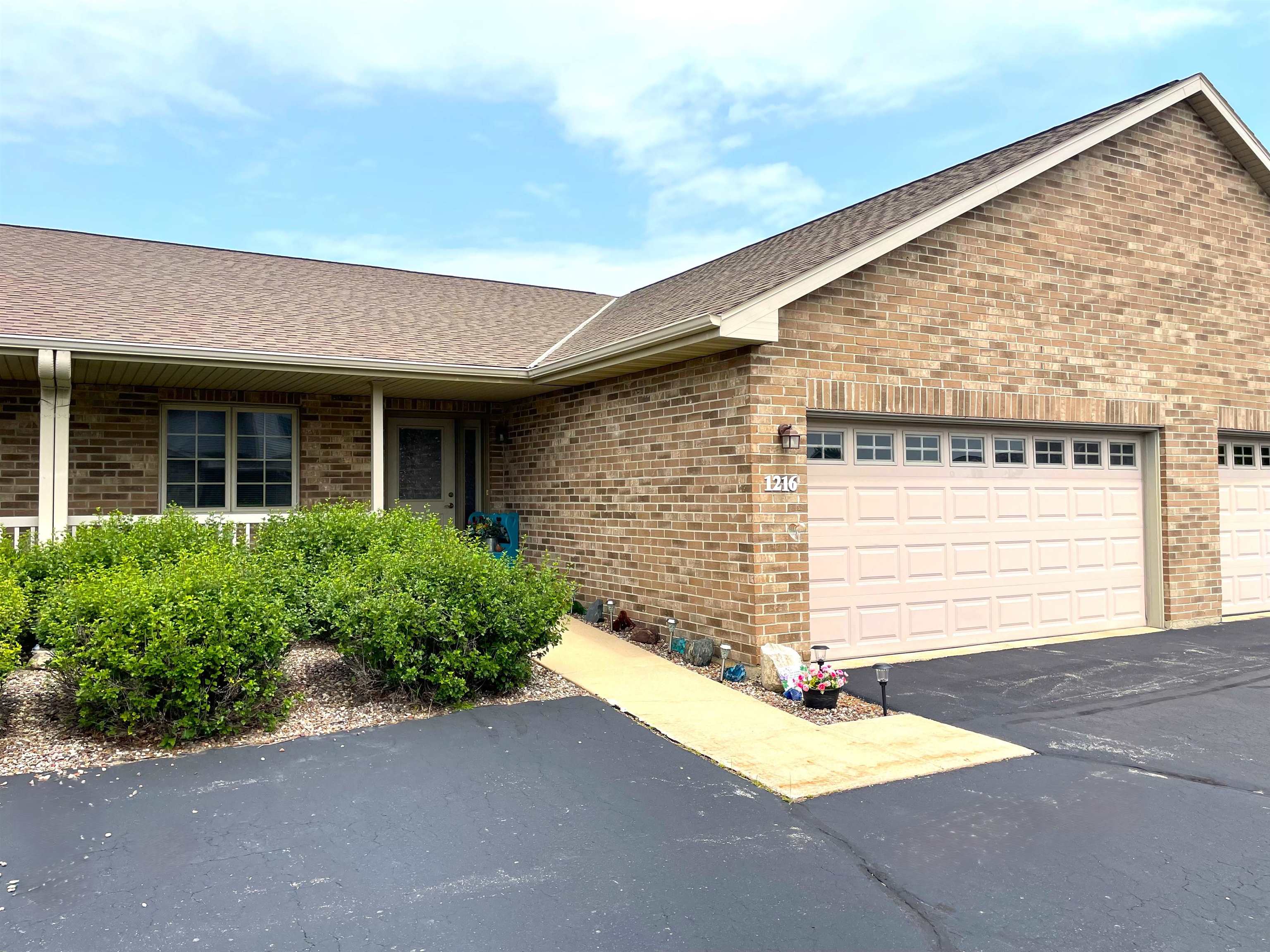 1216 Pond View Circle Property Photo 1