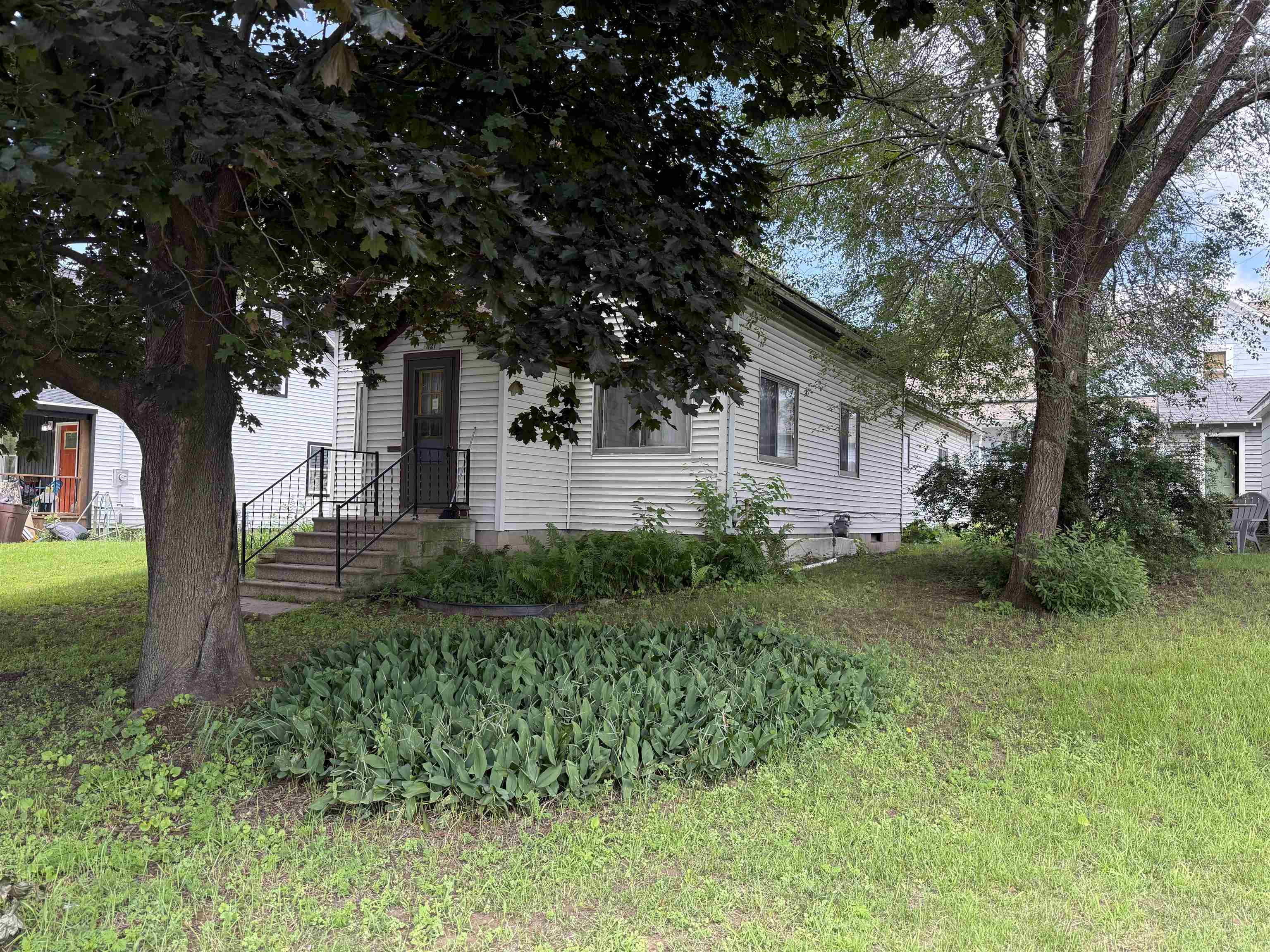 321 E Richmond Street Property Photo 1