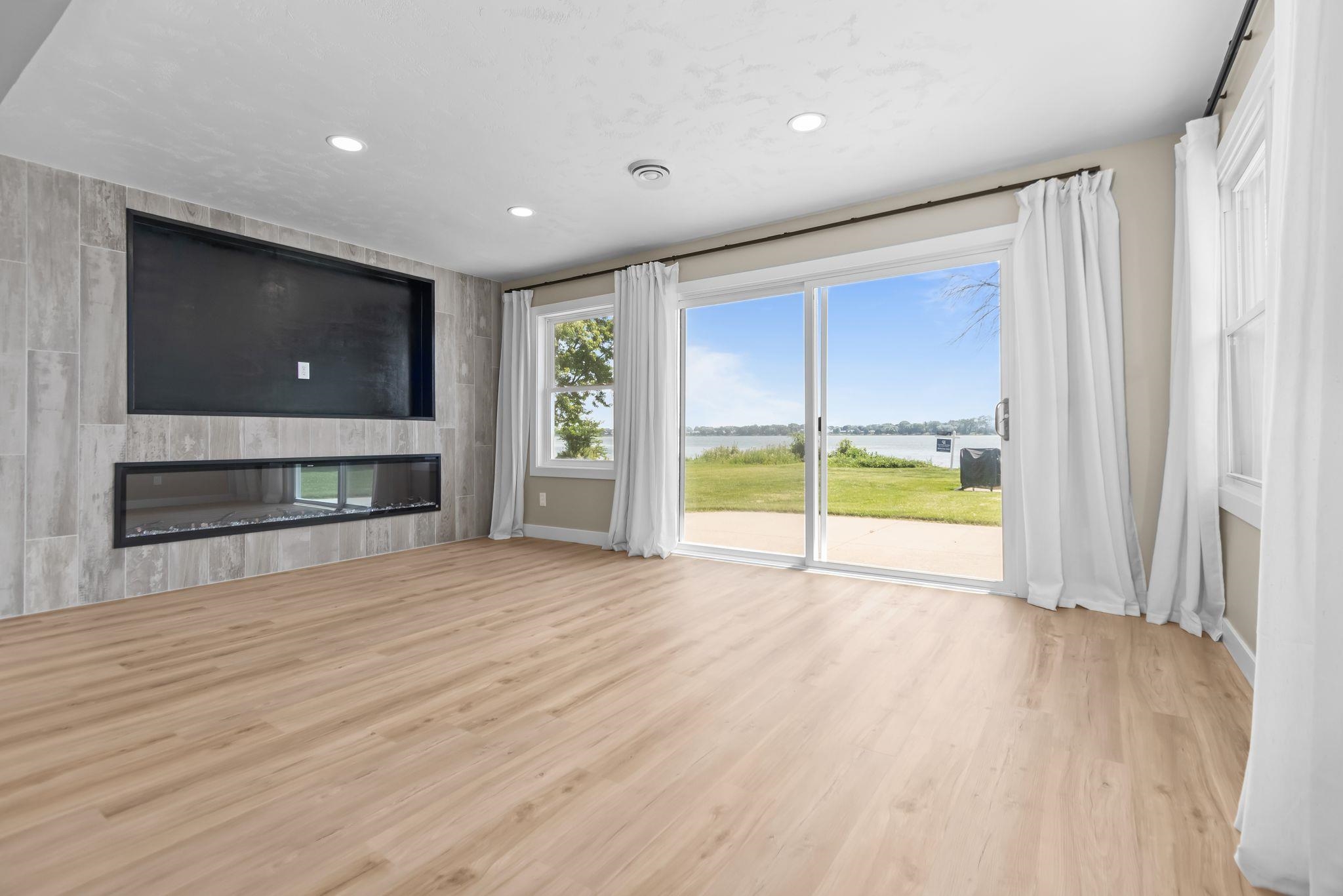 1693 W Butte Des Morts Beach Road Property Photo 12