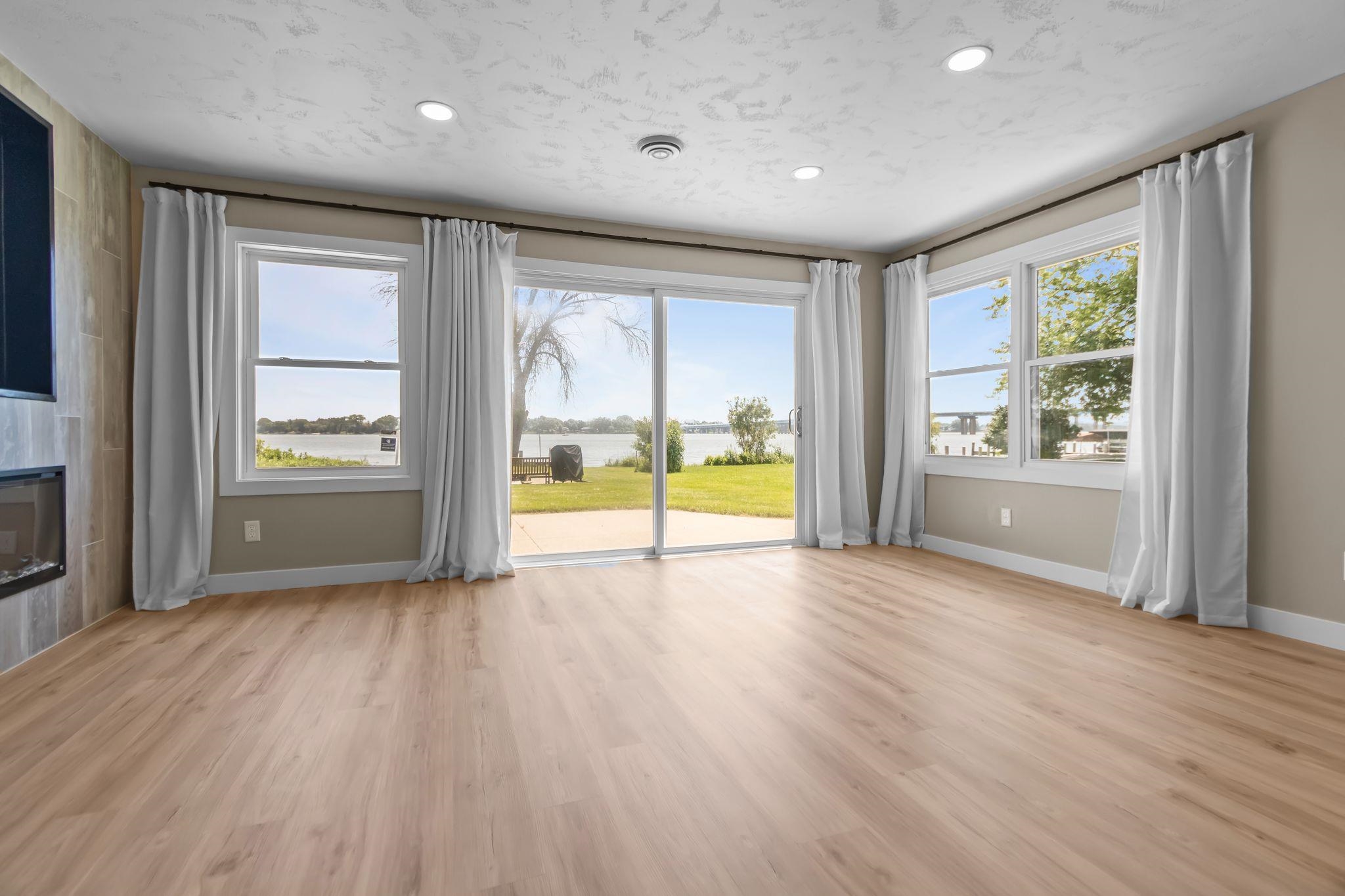 1693 W Butte Des Morts Beach Road Property Photo 13