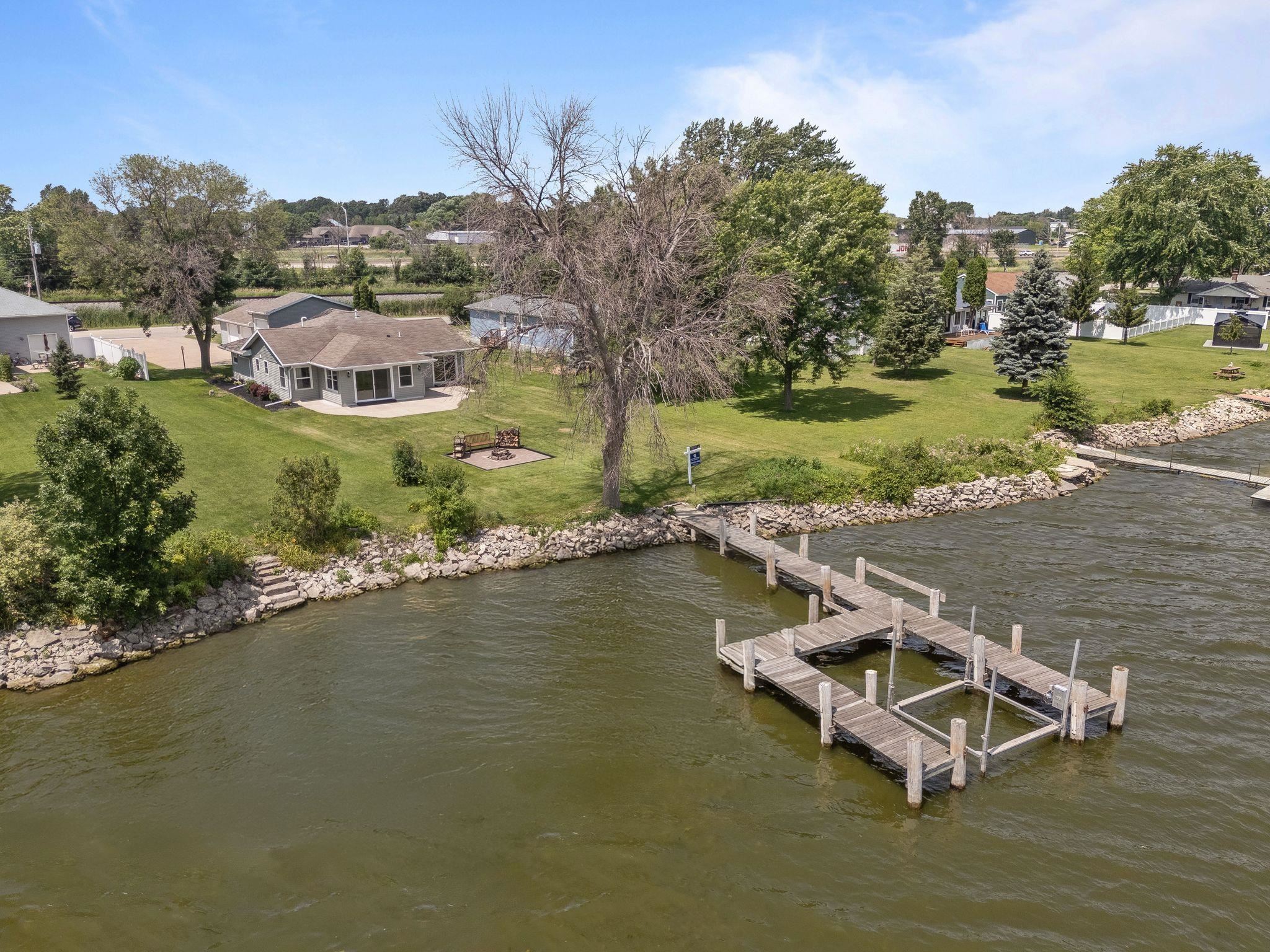 1693 W Butte Des Morts Beach Road Property Photo 30