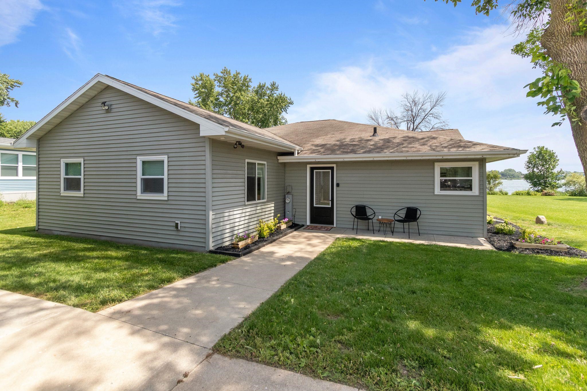 1693 W Butte Des Morts Beach Road Property Photo 47