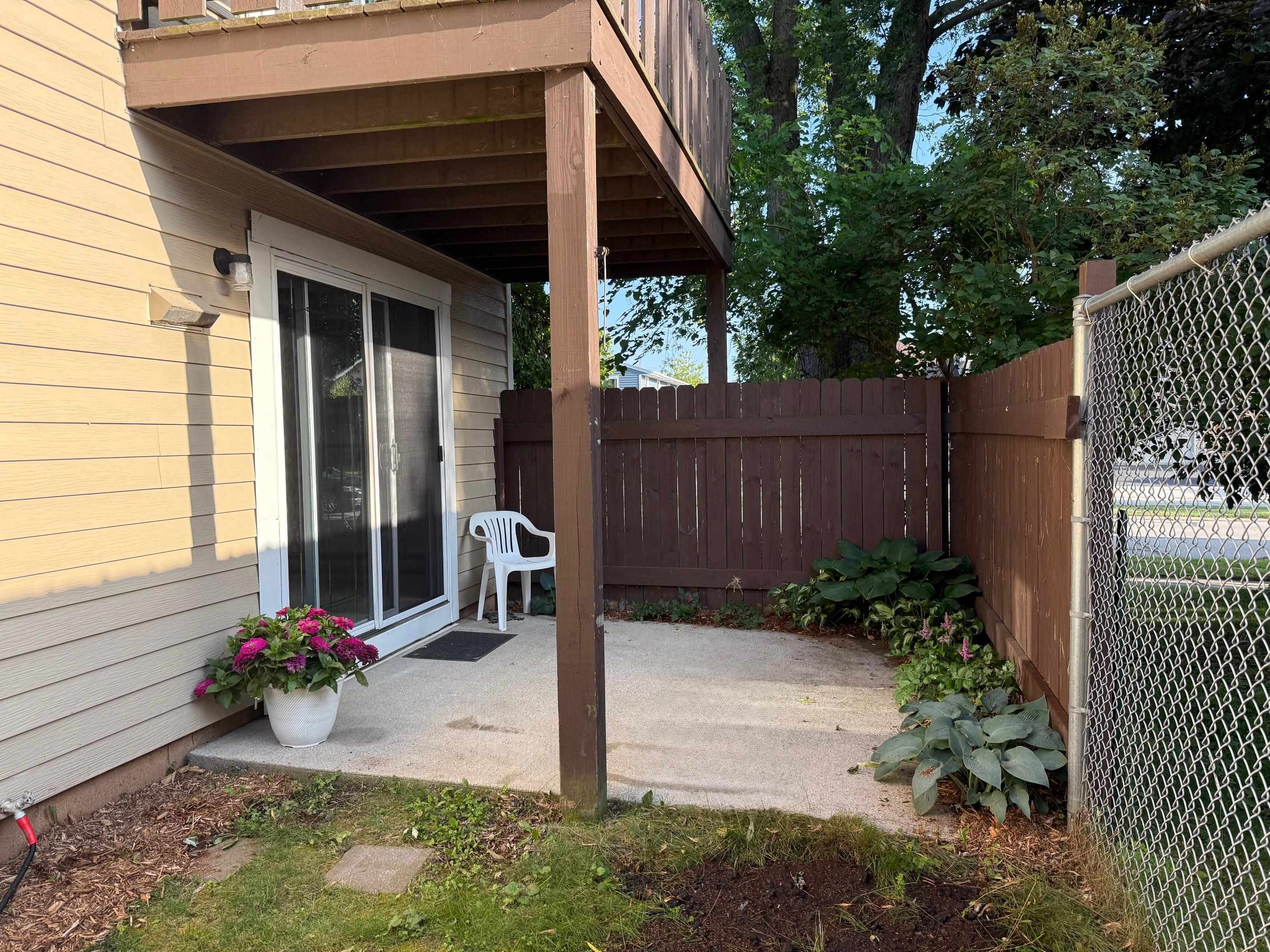 2602 Camelot Boulevard Property Photo 1
