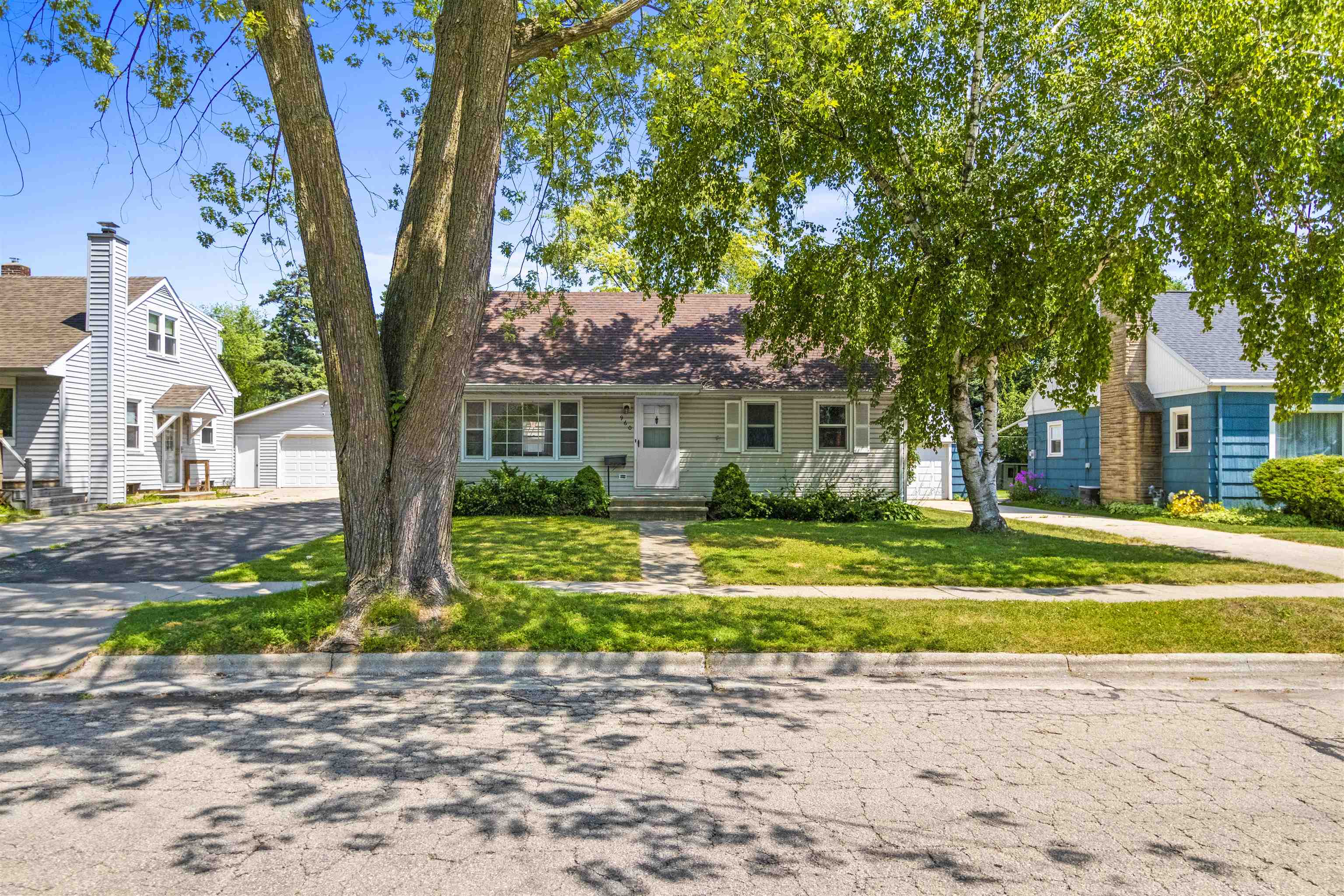 960 Higgins Avenue Property Photo 42