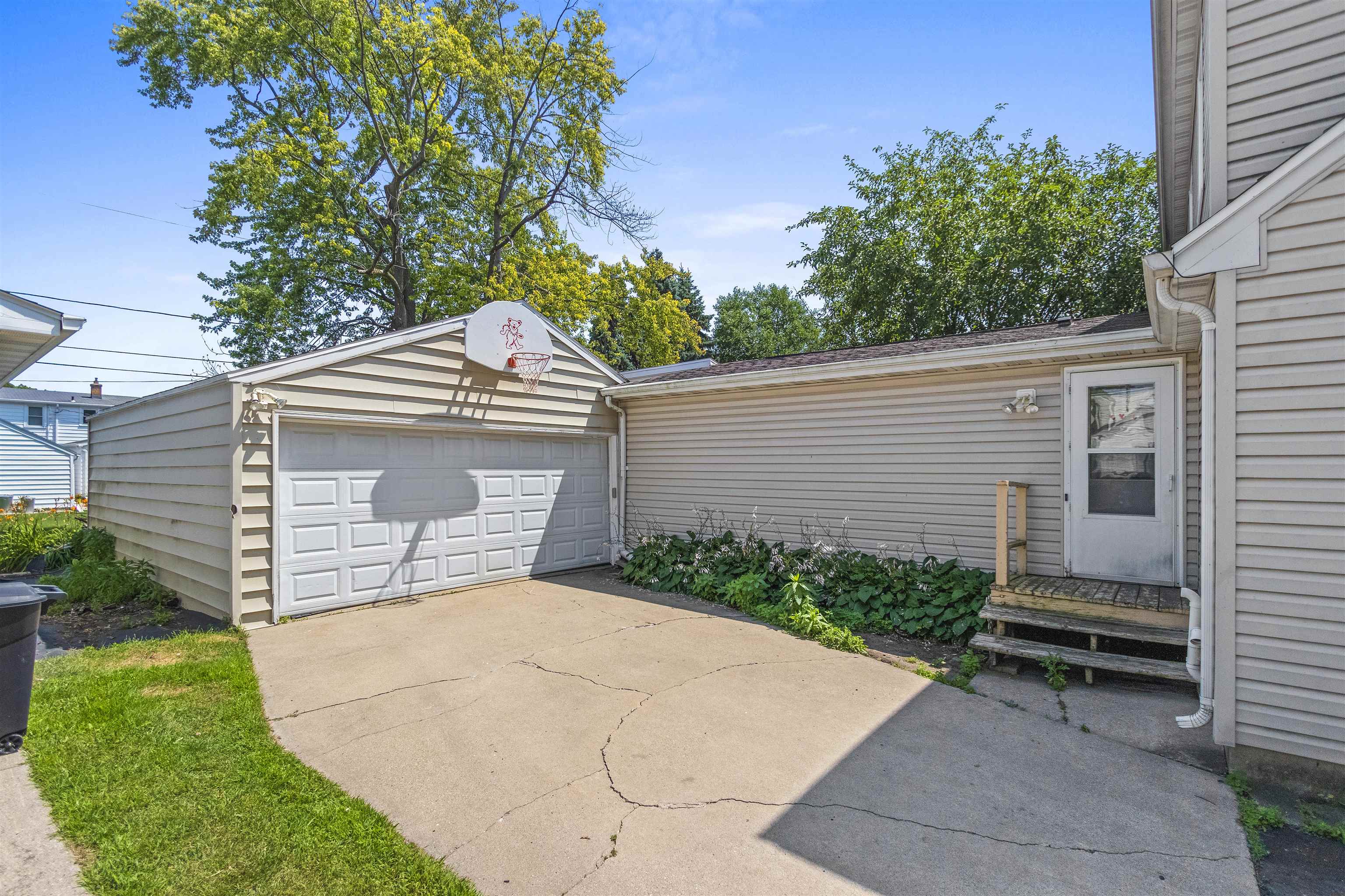 960 Higgins Avenue Property Photo 47