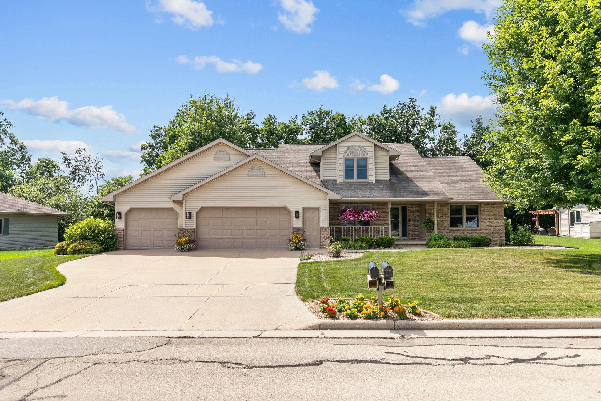 1509 Meadowbreeze Circle Property Photo 1