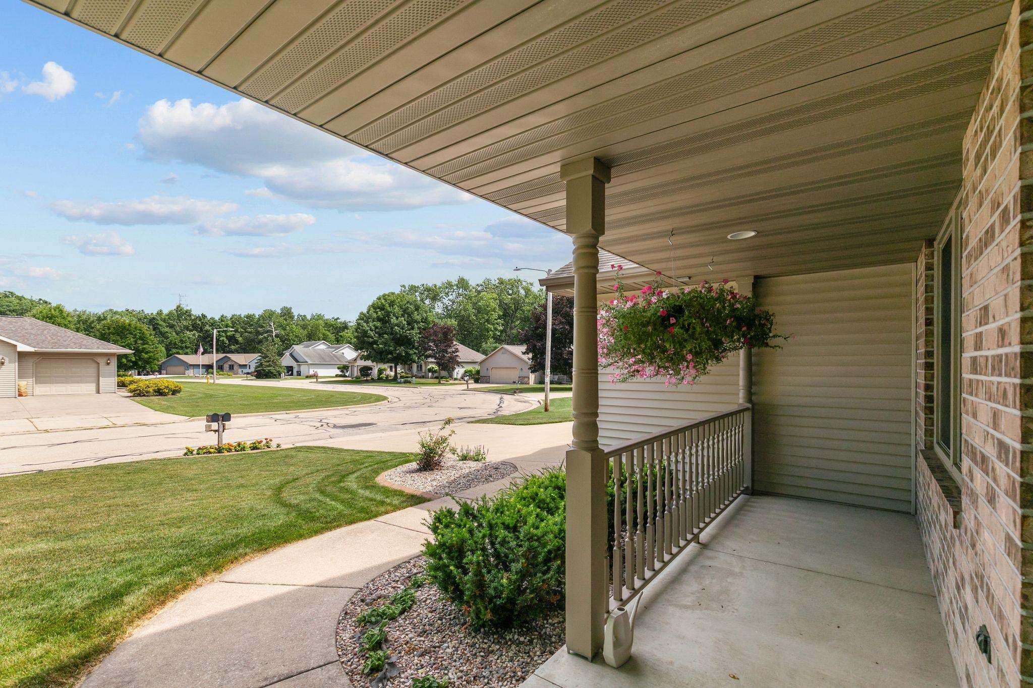 1509 Meadowbreeze Circle Property Photo 4