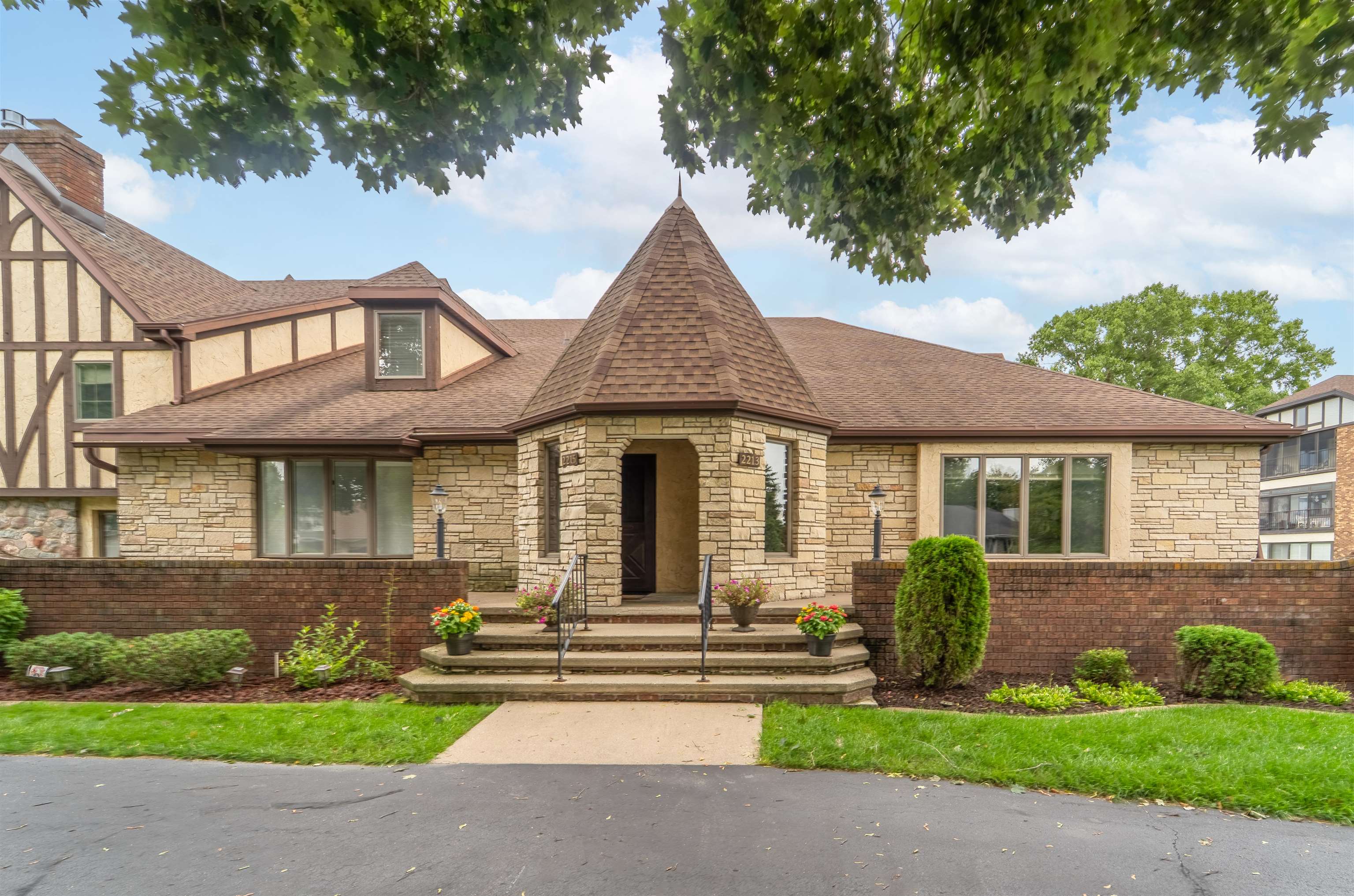 2213 Sunrise Drive Property Photo 1