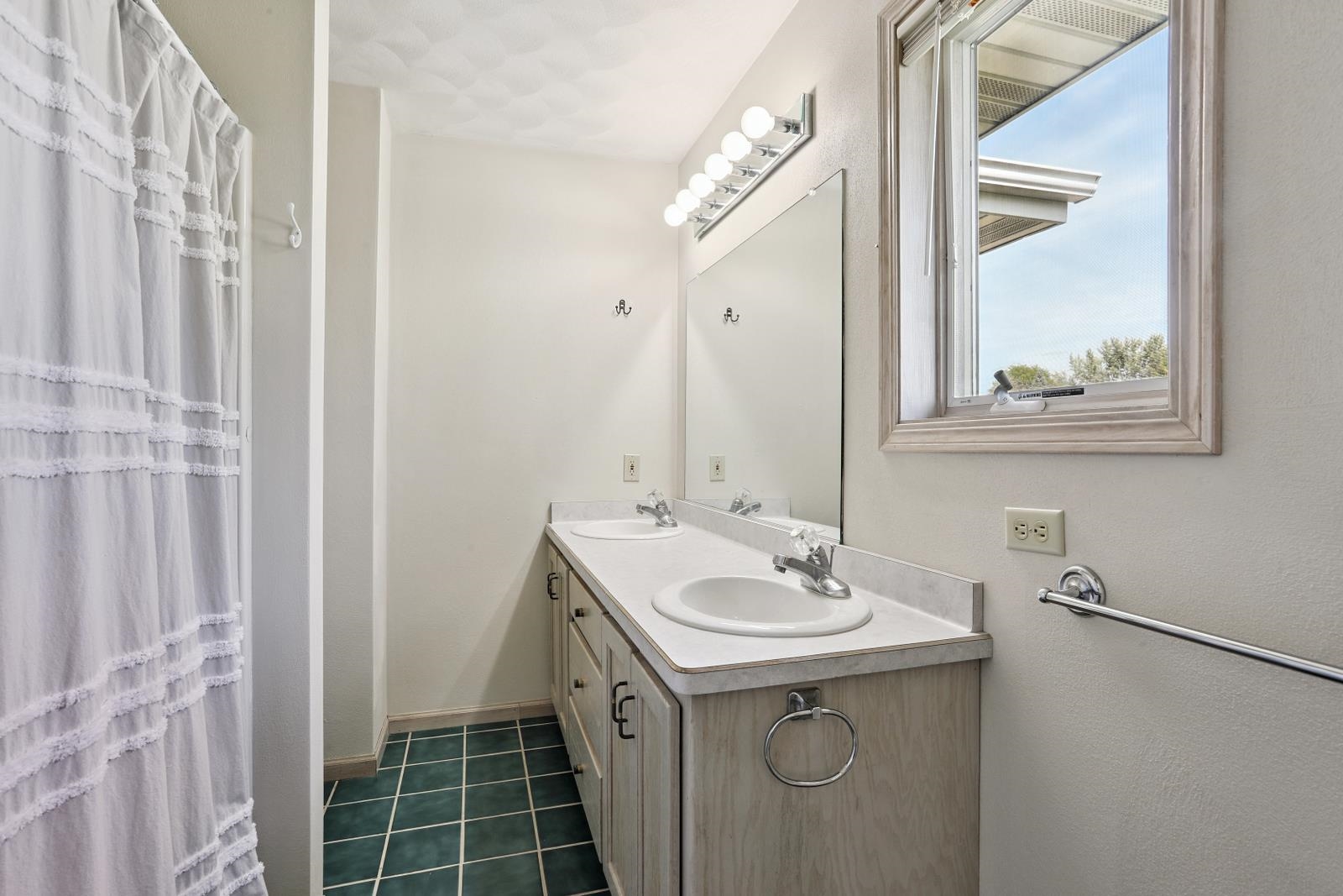 100 Bentwood Drive Property Photo 13