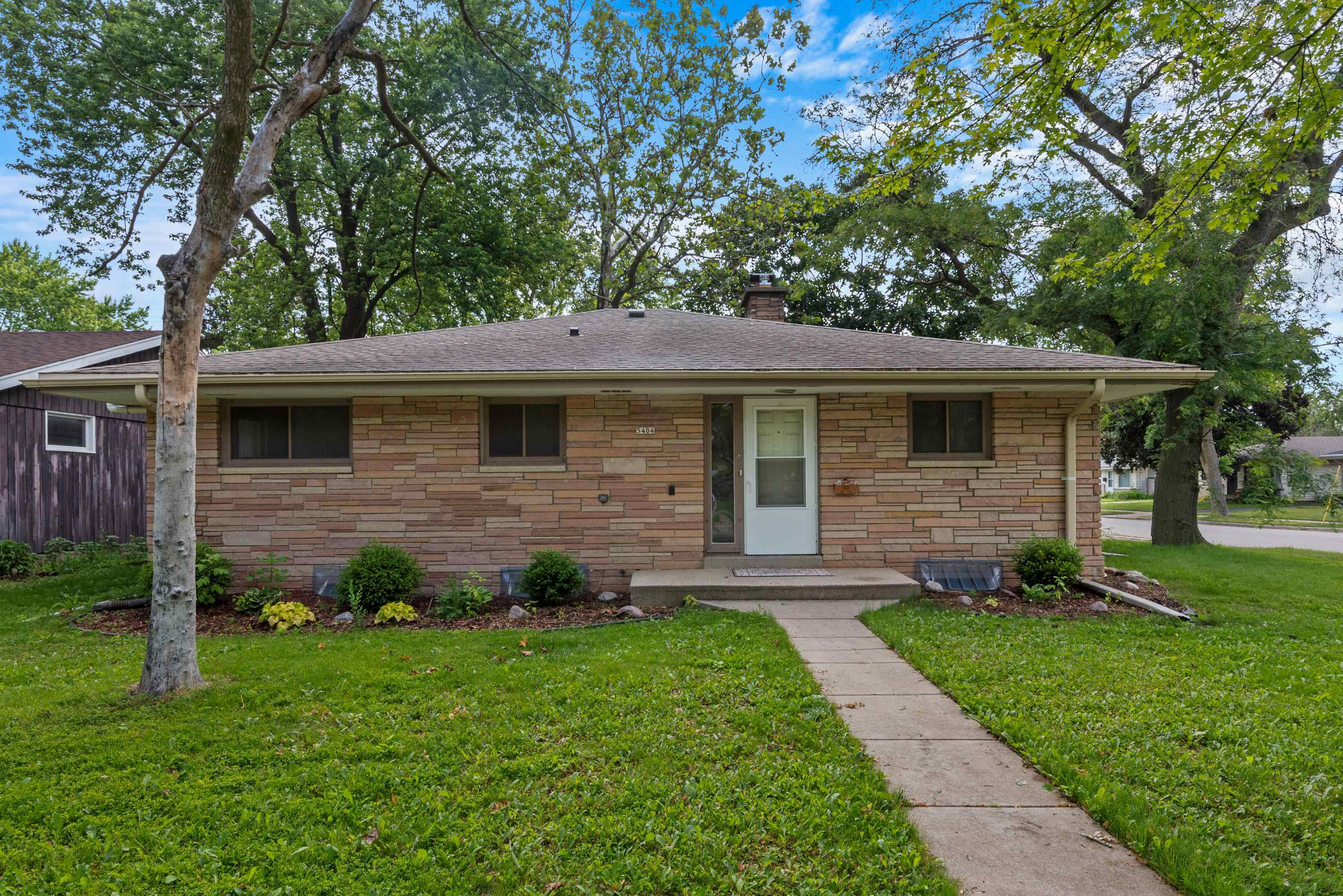 5404 N Bethmaur Lane Property Photo 1