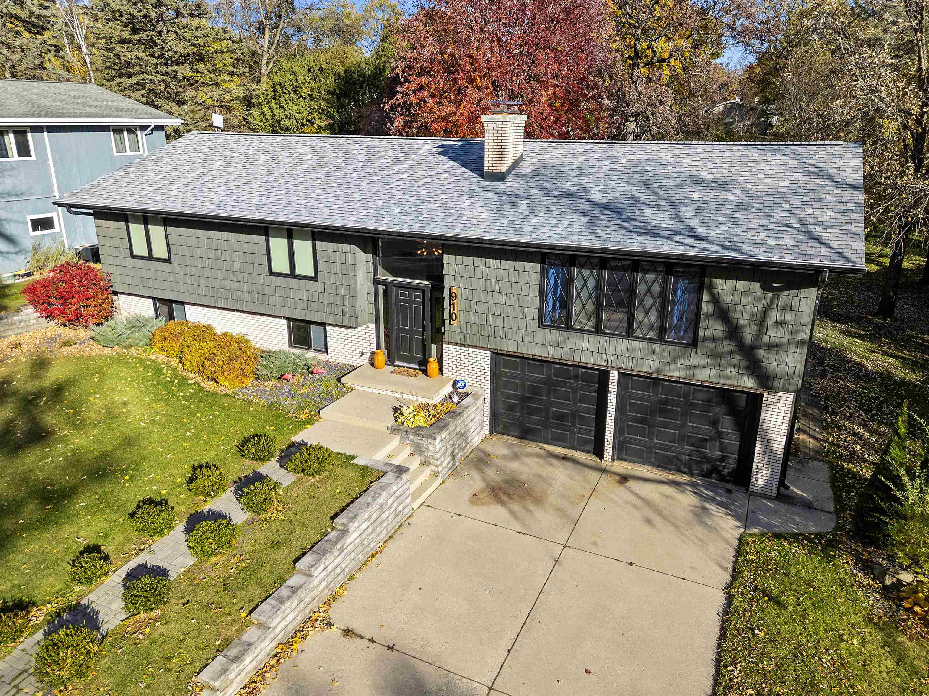 910 Pine Ridge Drive Property Photo 1