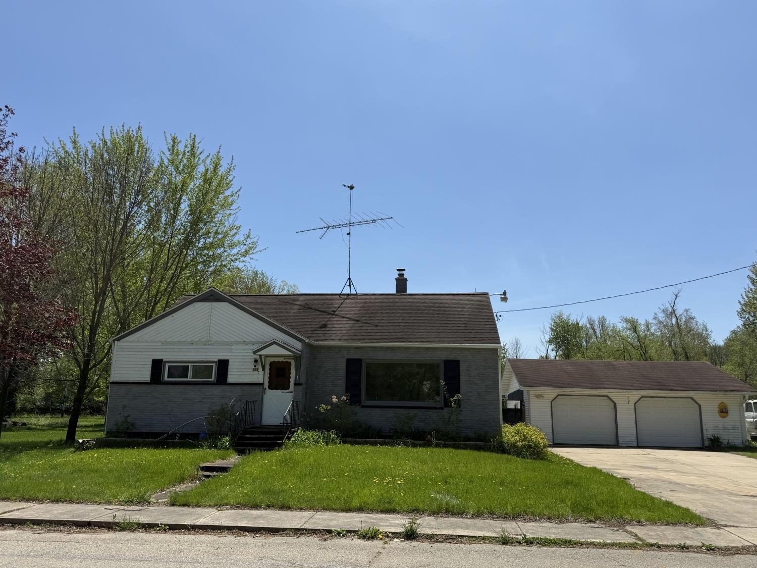 515 E Groninger Street Property Photo 1