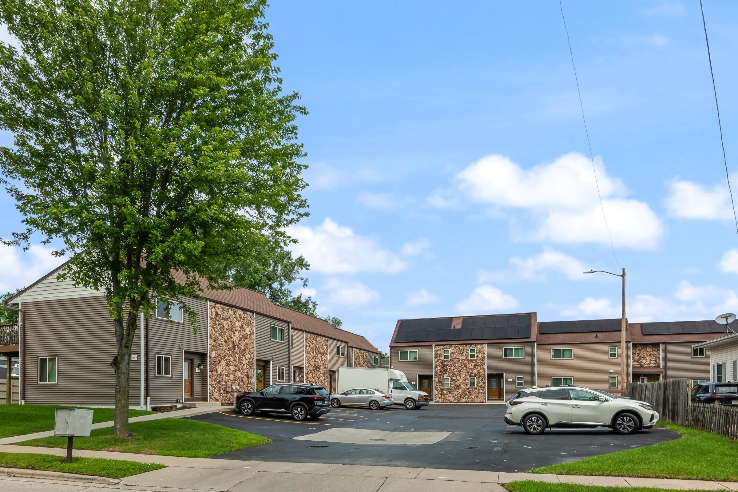 1747 Oakdale Avenue Property Photo 1
