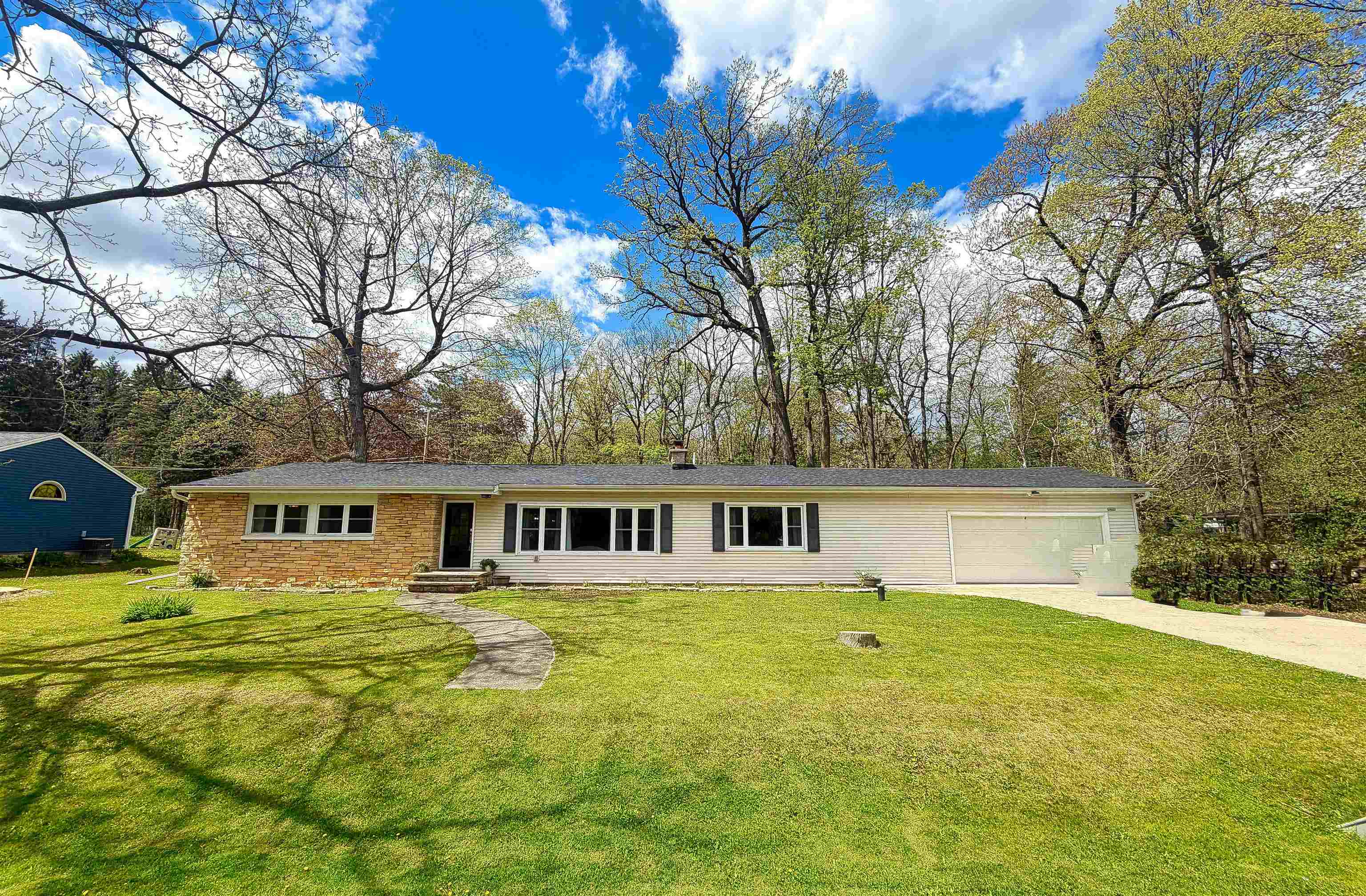 2623 Oakcrest Drive Property Photo 1