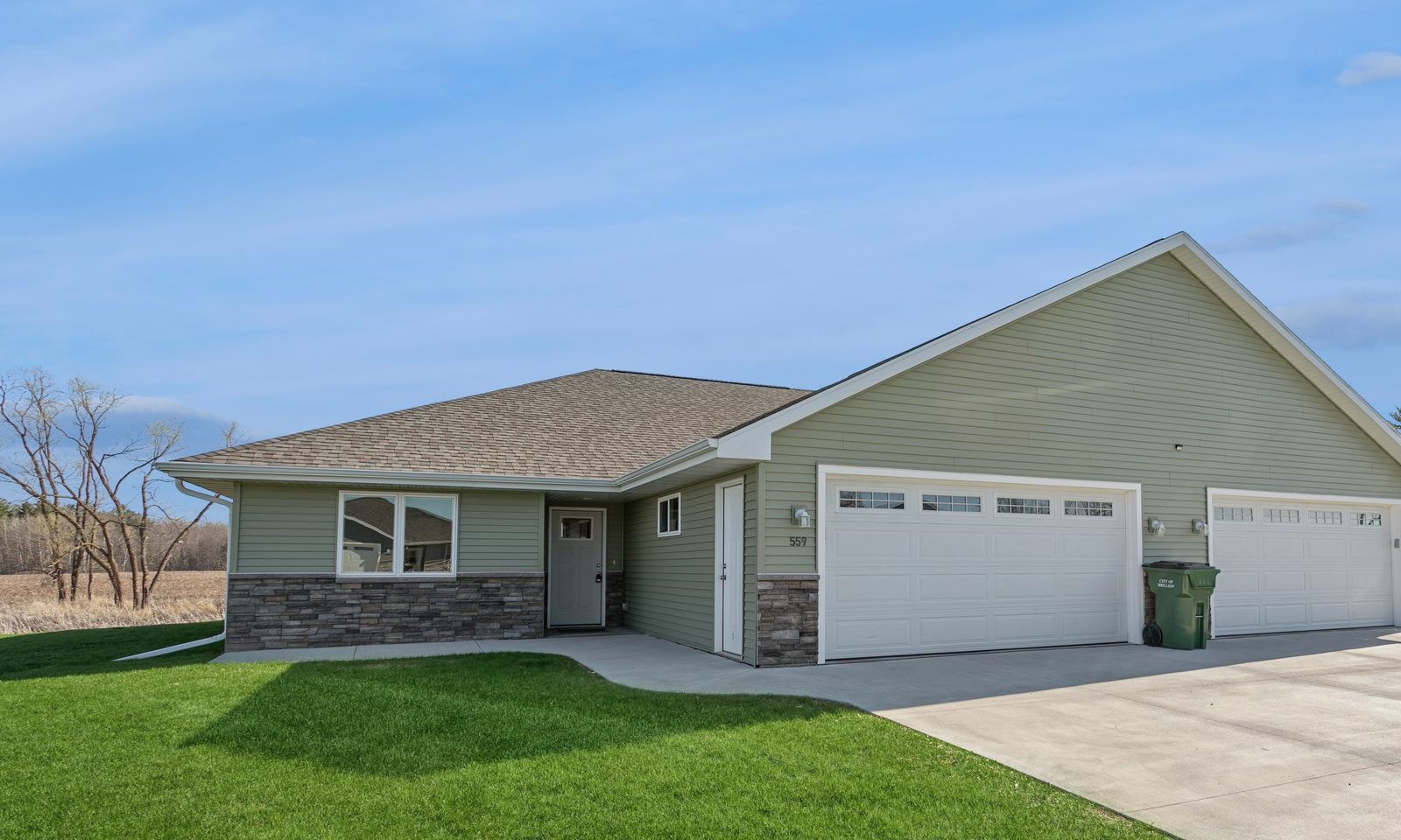 559 Summer Drive Property Photo 1
