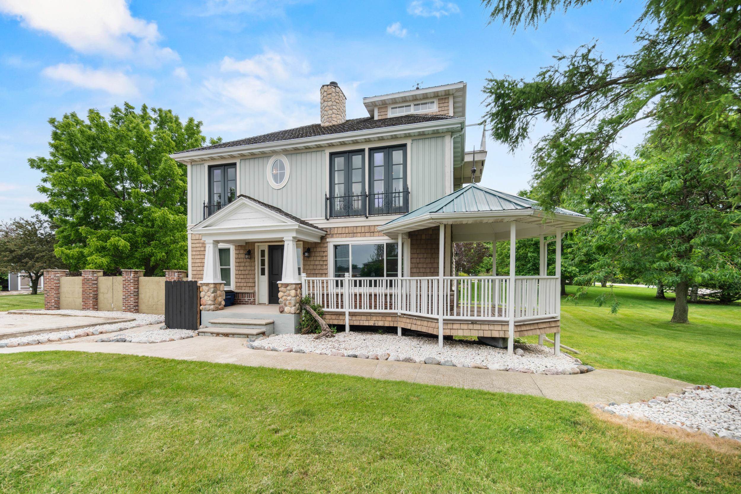 705 Lakeshore Drive Property Photo 1