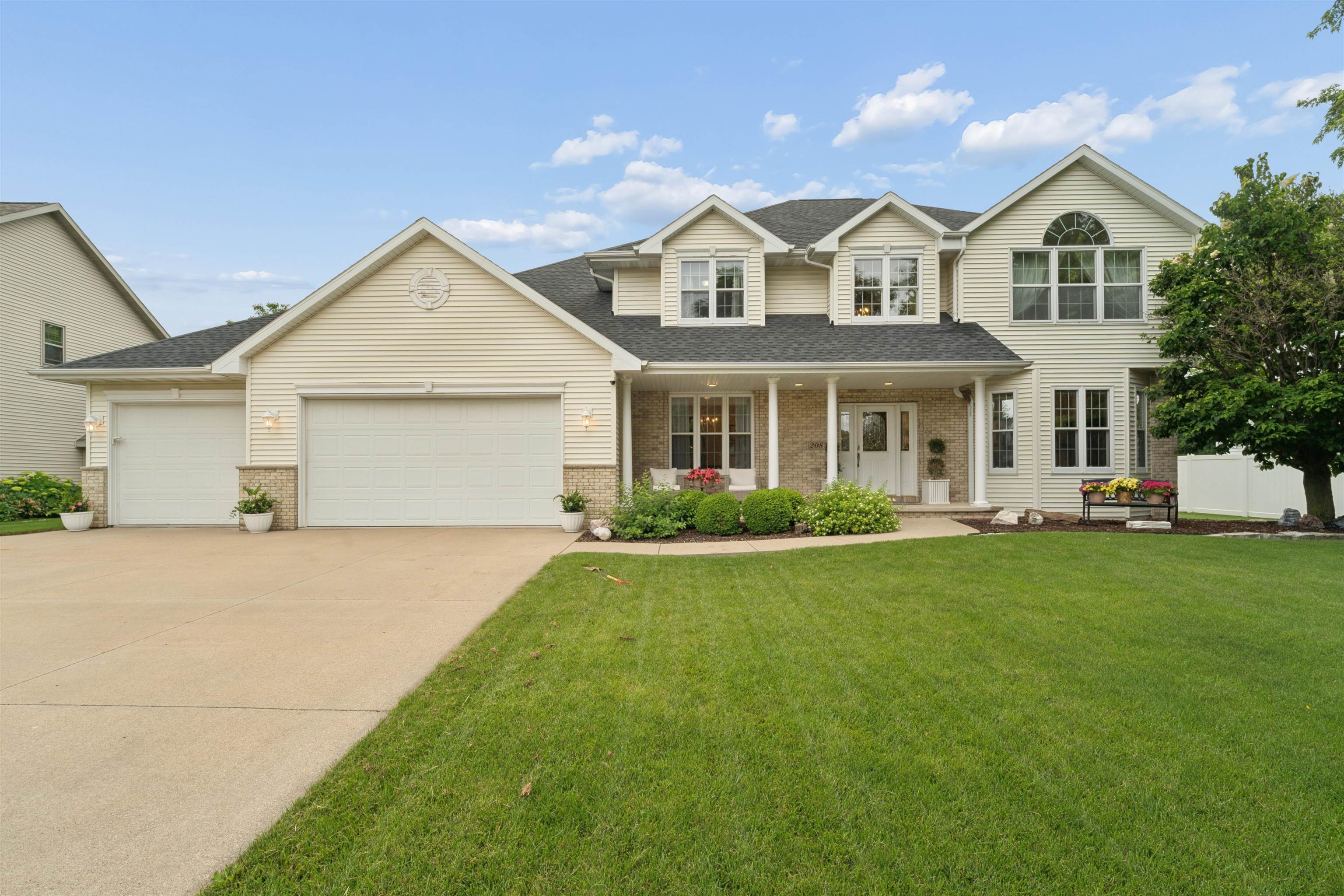 208 E APPLE CREEK Road