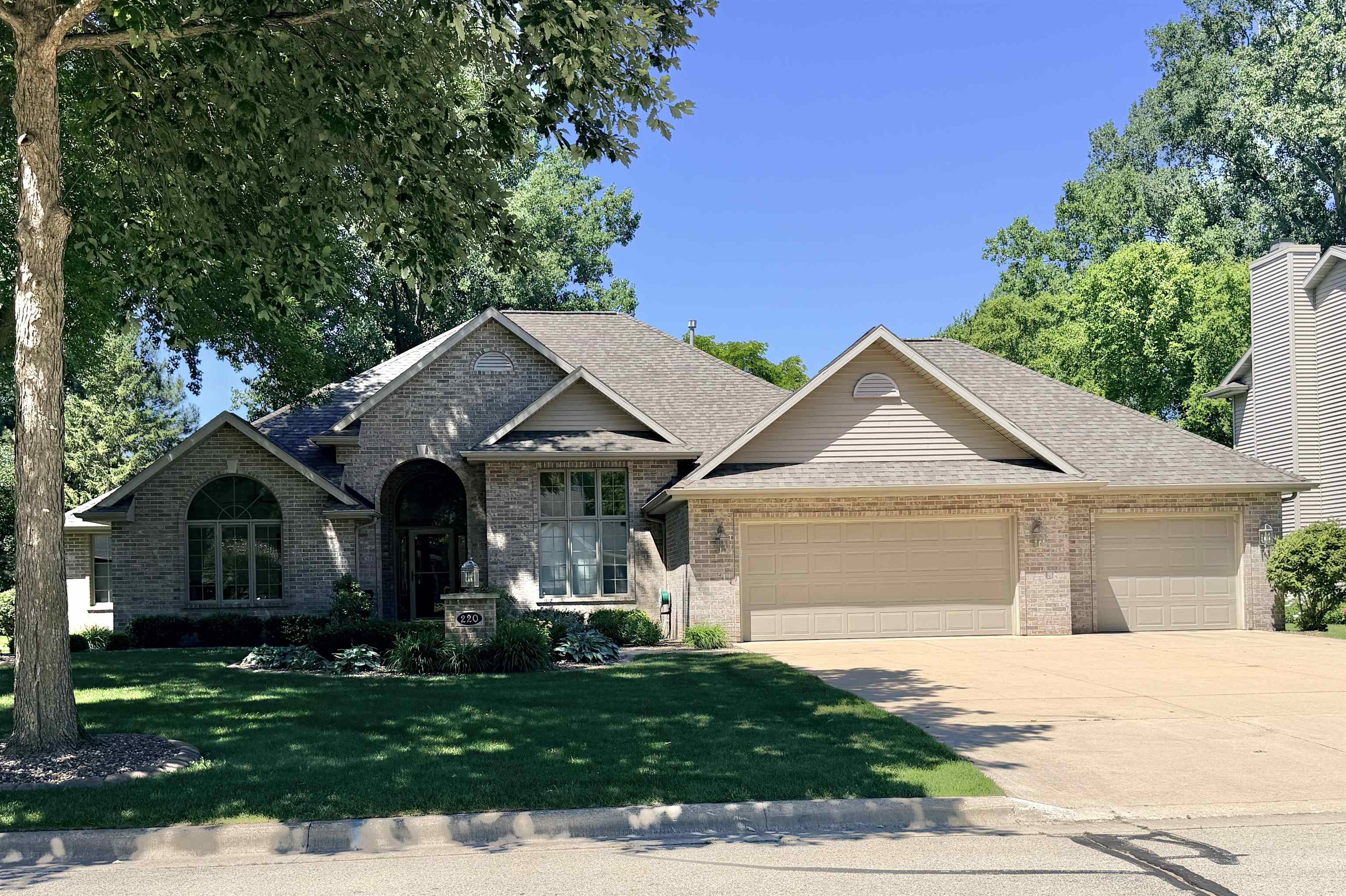 220 E FALCON HILL Way Property Photo 1