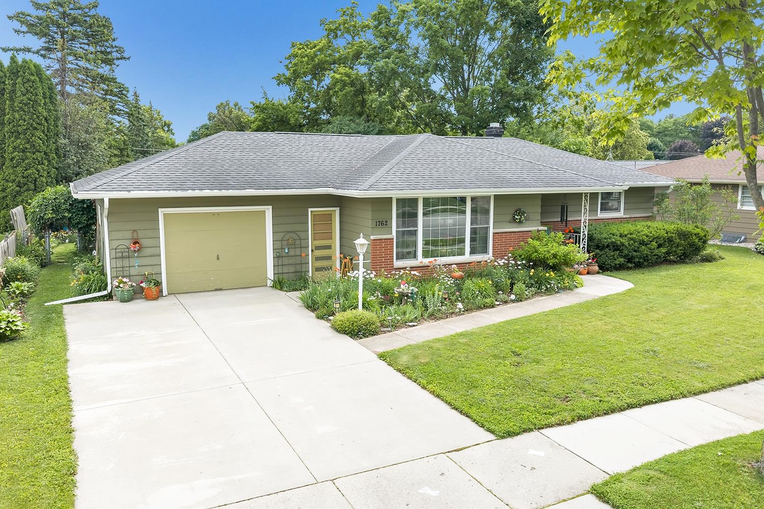 1762 Chateau Drive Property Photo 1