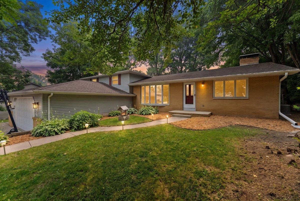 2596 DECKNER Avenue Property Photo 1