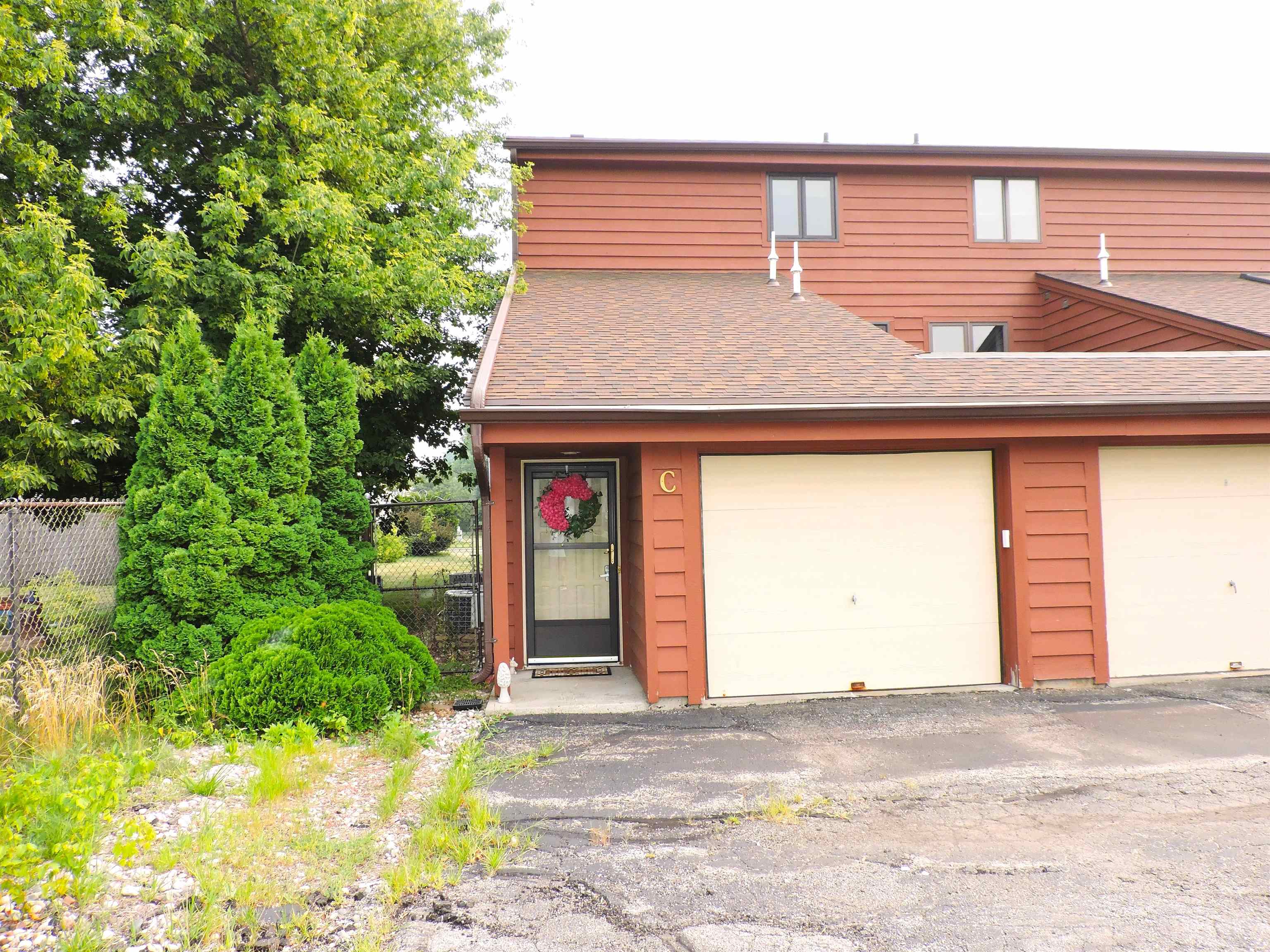 2206 MEADOWBROOK Court Property Photo 1