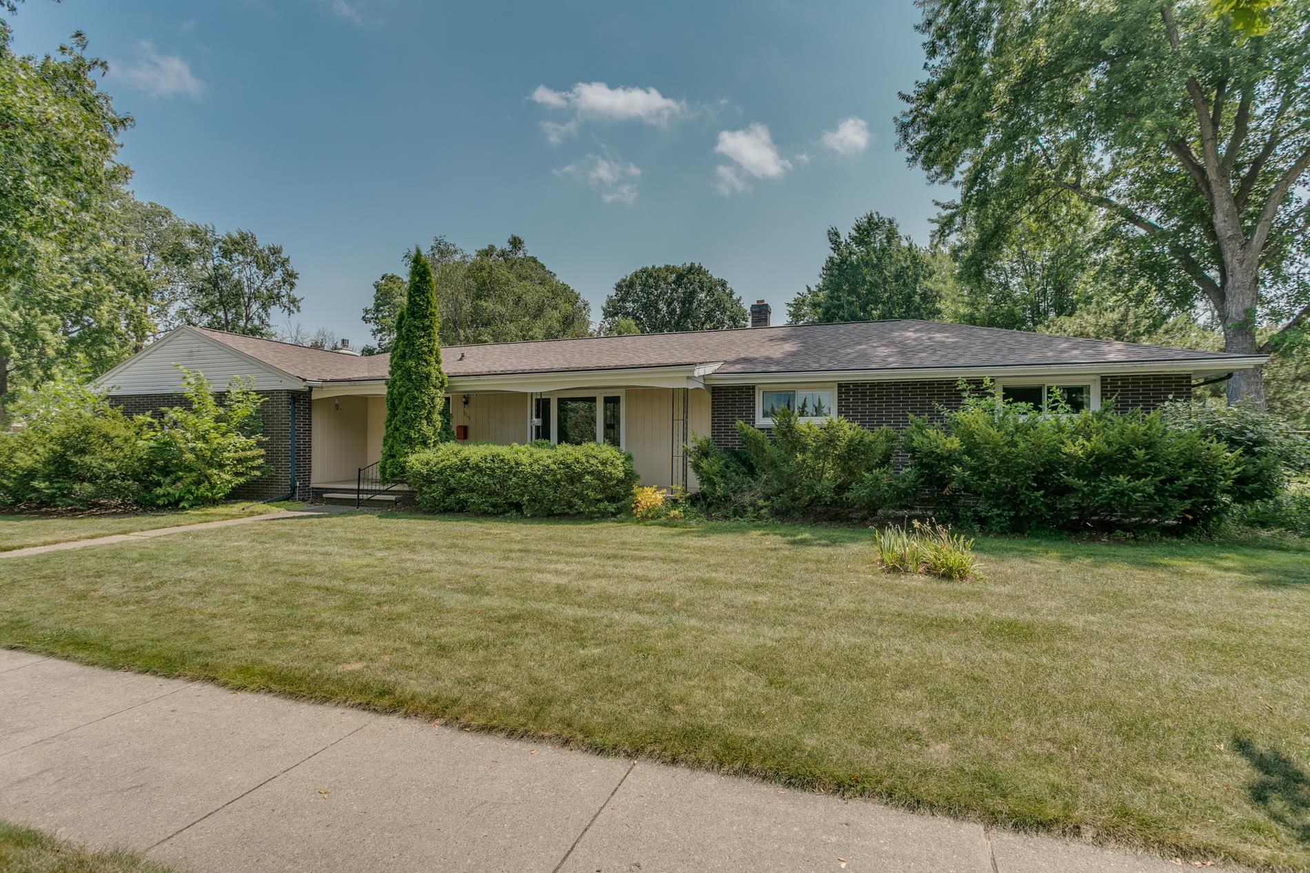 915 E Grant Street Property Photo 1