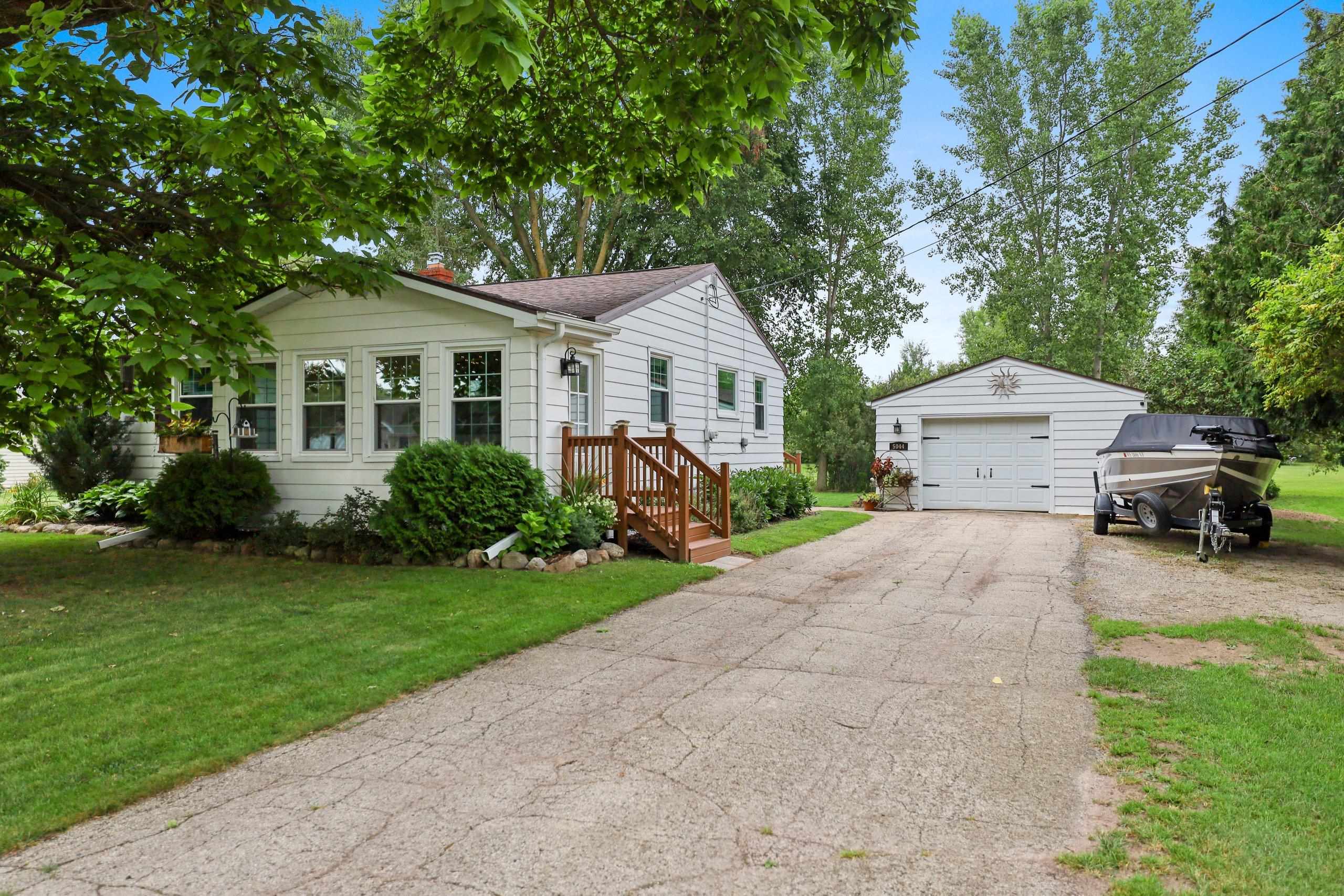 5044 E Ronsman Road Property Photo 1