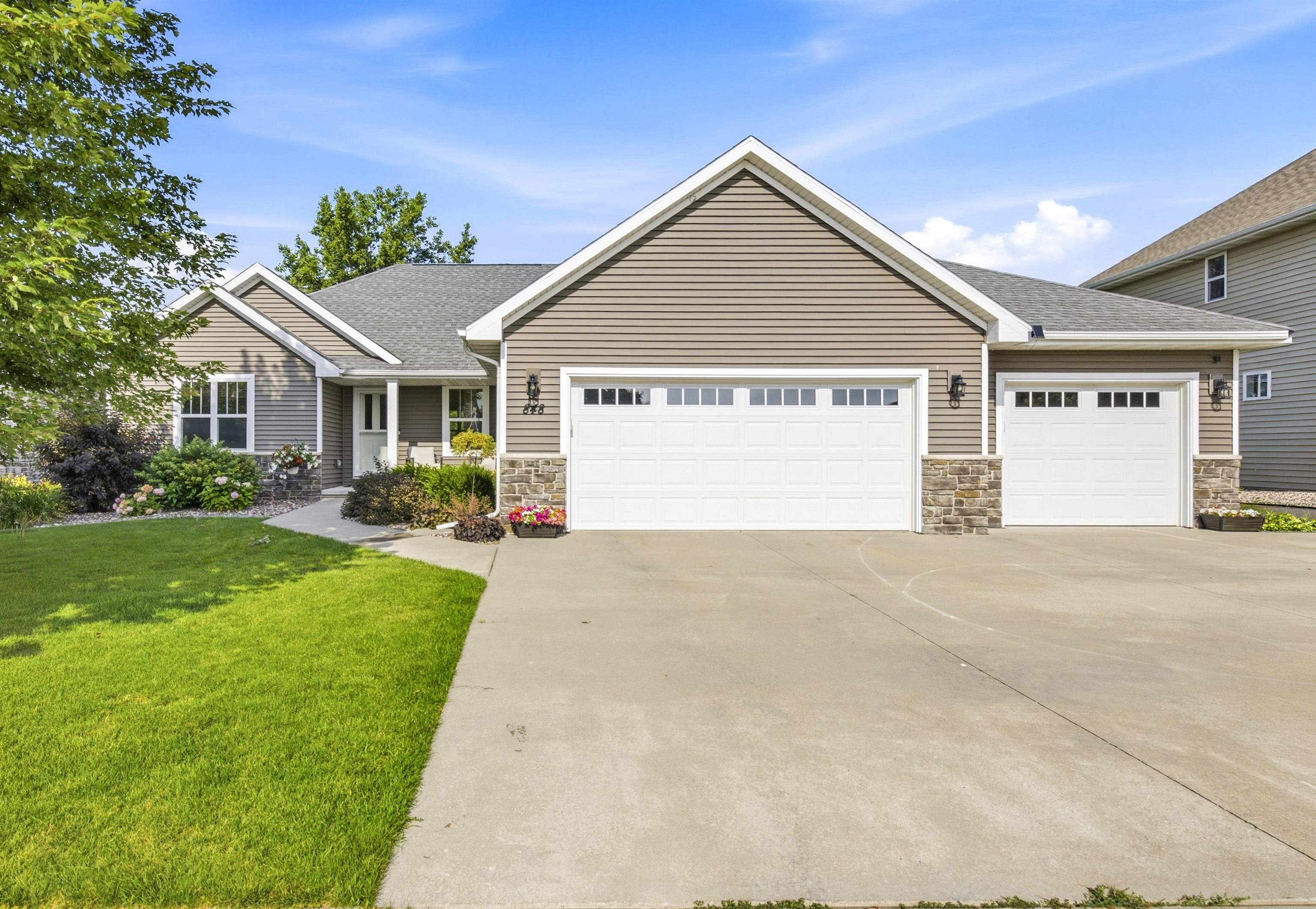 848 Lotus Trail Property Photo 1