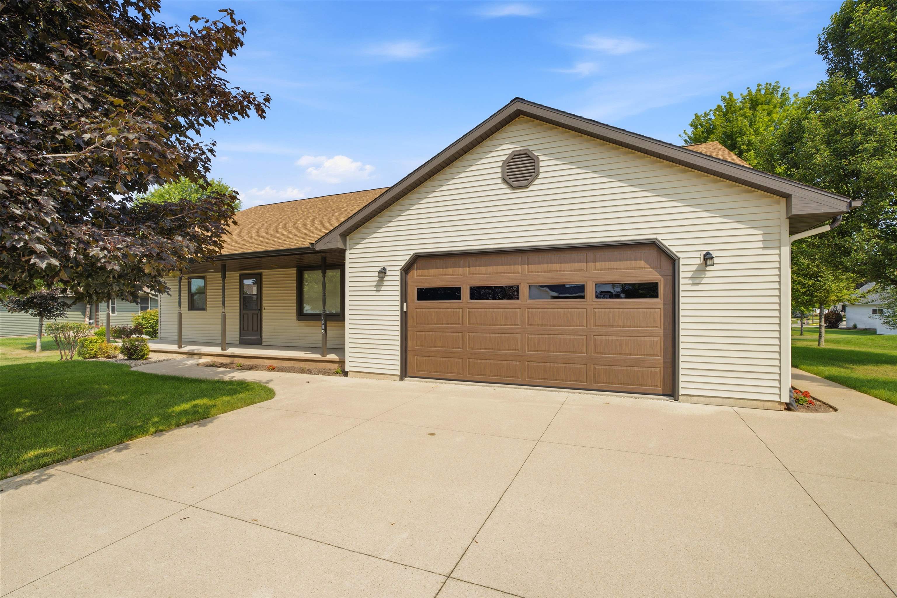 1405 Pinewood Court Property Photo 1