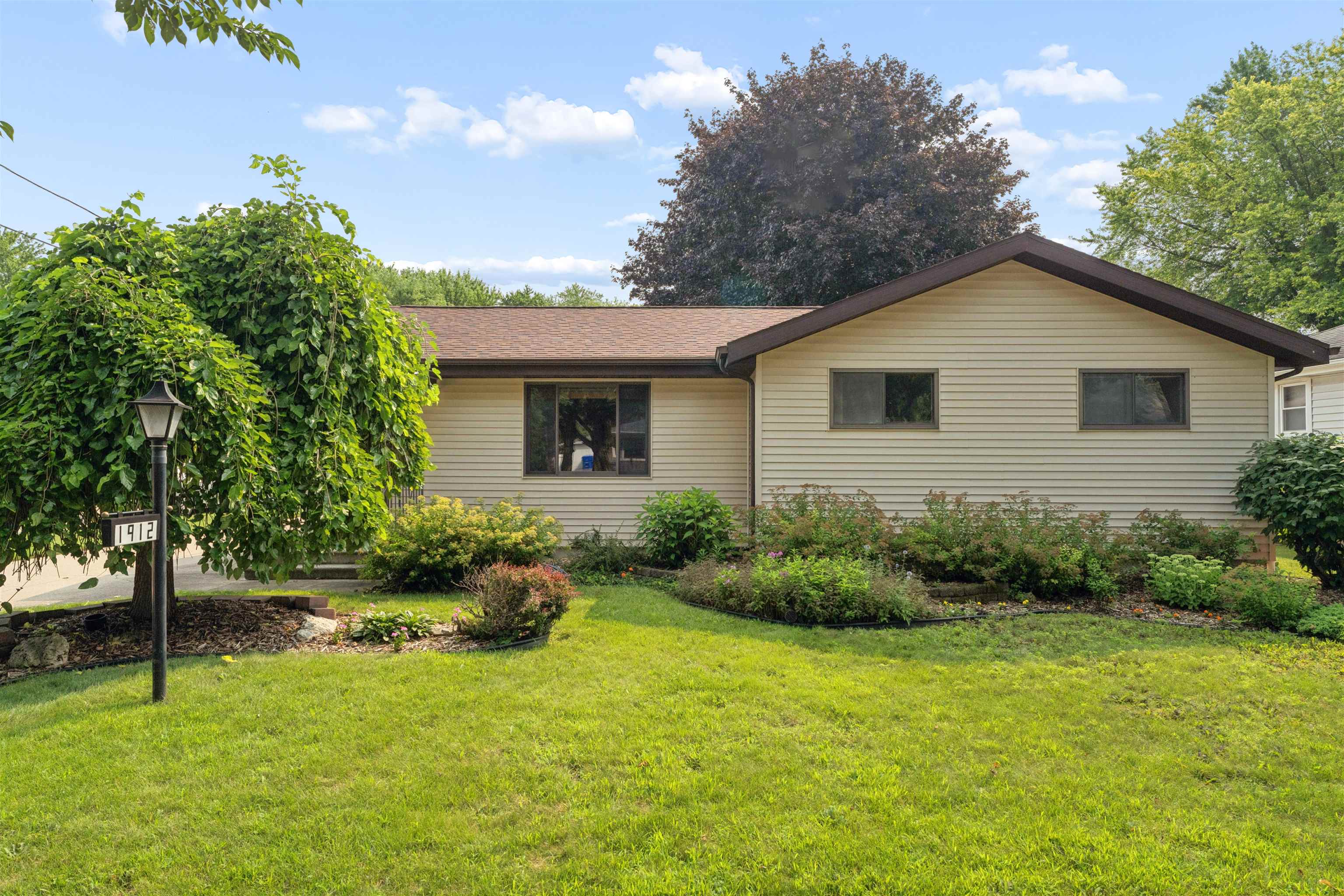 1912 S Walden Avenue Property Photo 1