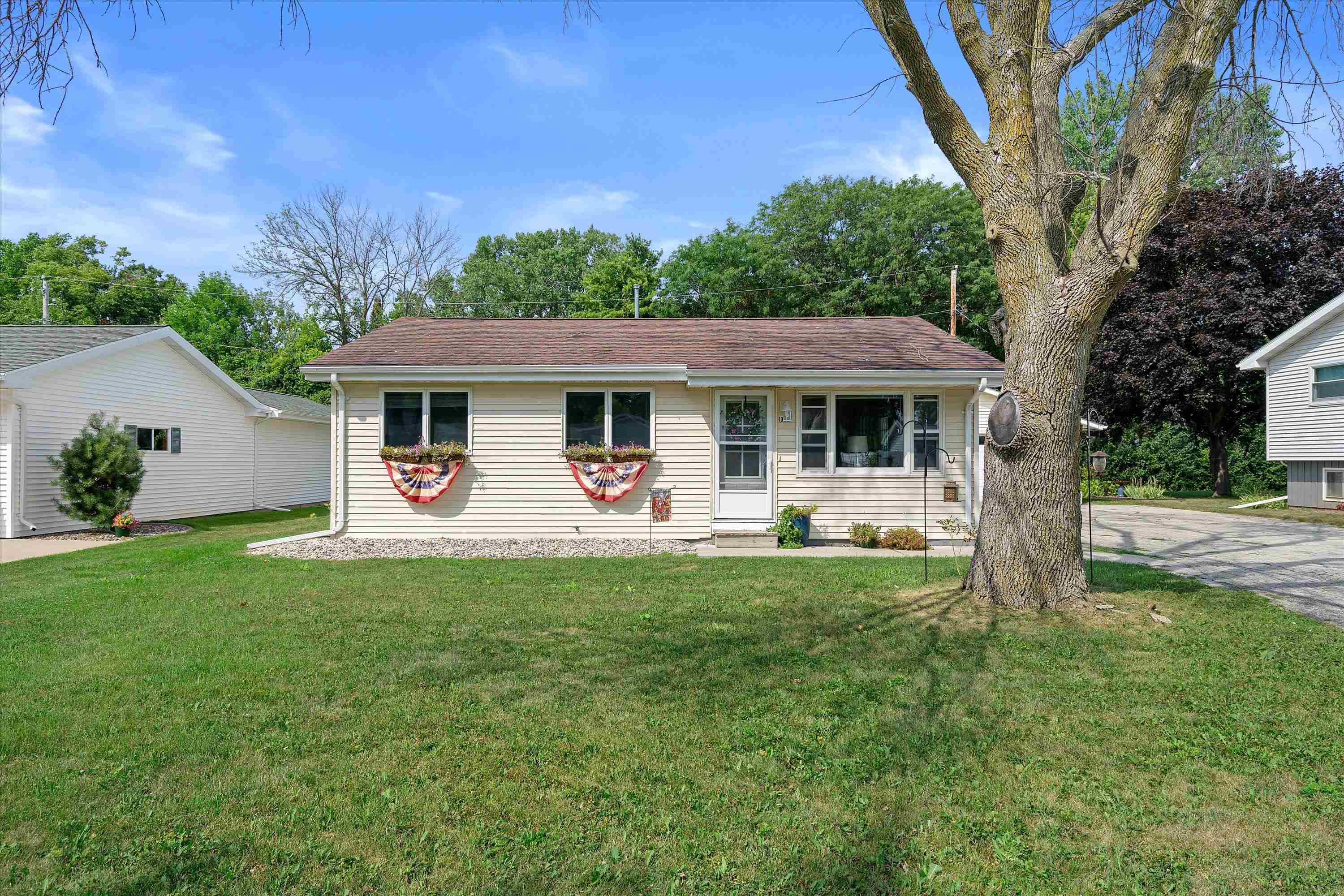 1008 MEADOWVIEW Drive