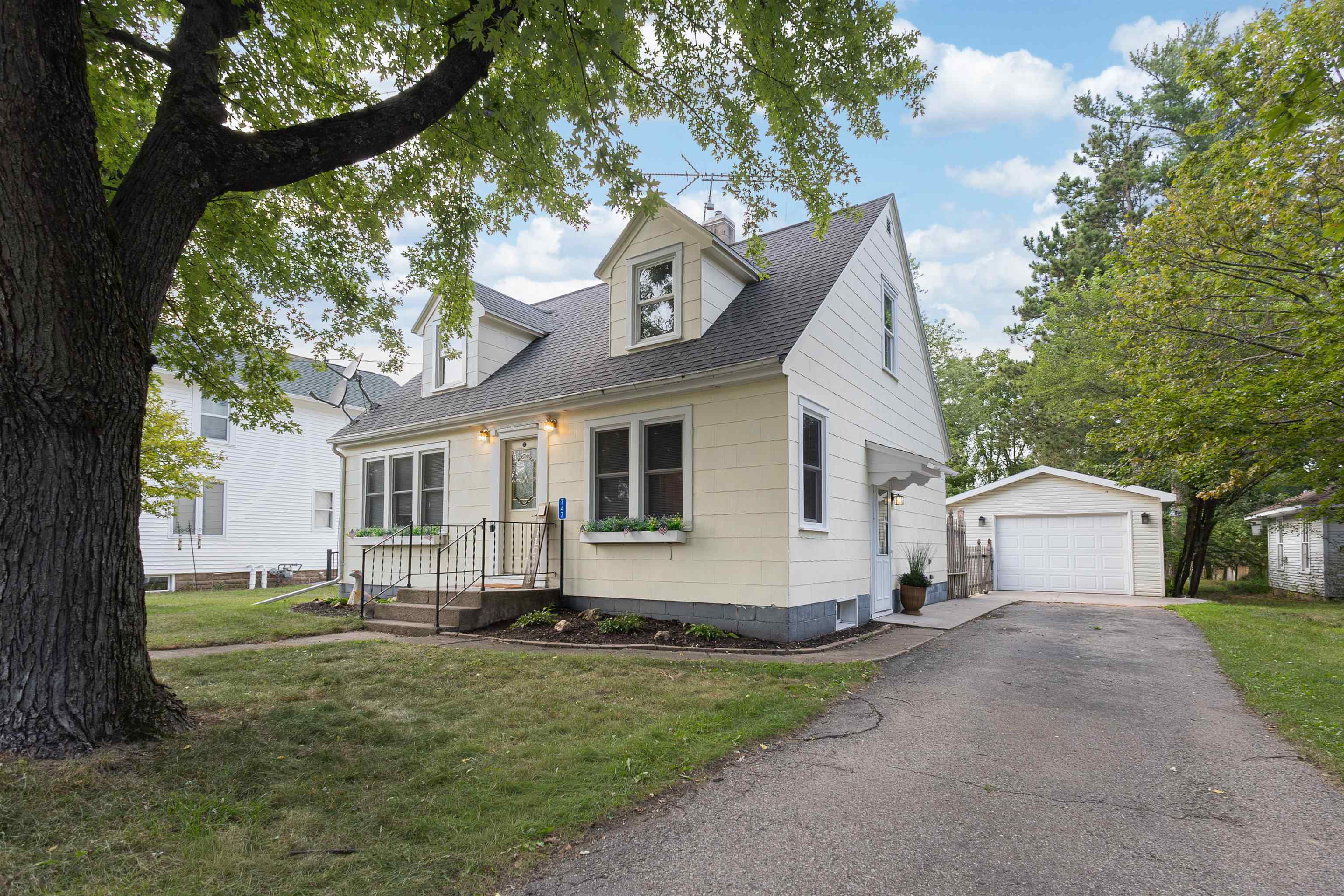 747 Maple Avenue Property Photo 1