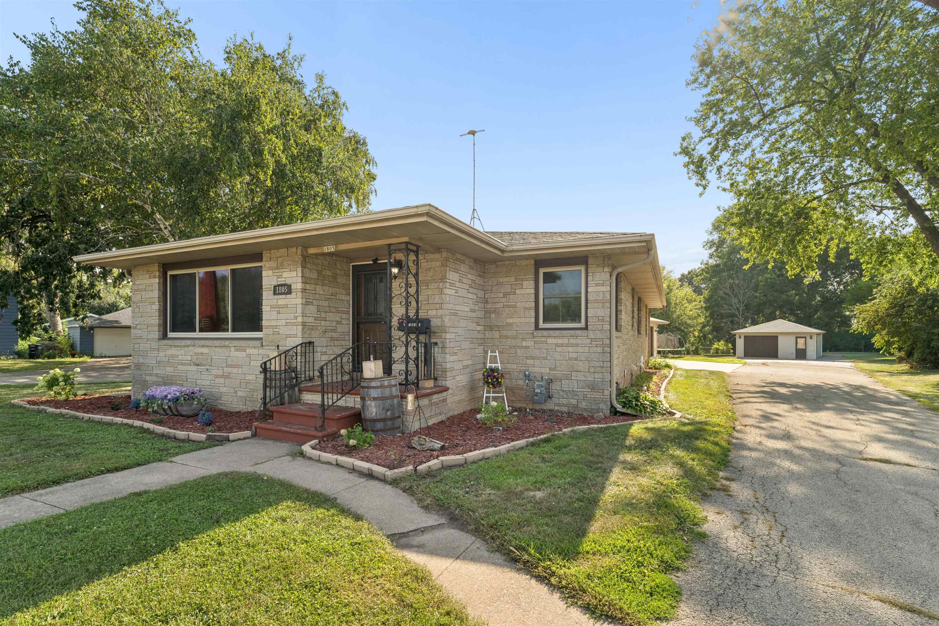 1805 Algoma Boulevard Property Photo 1
